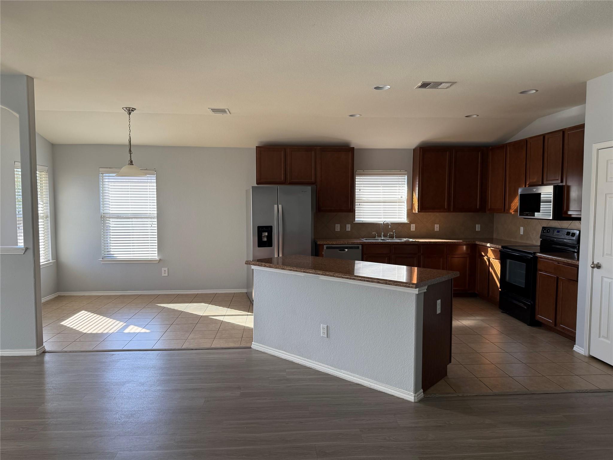 214 Foxglove Dr, Hutto, TX 78634