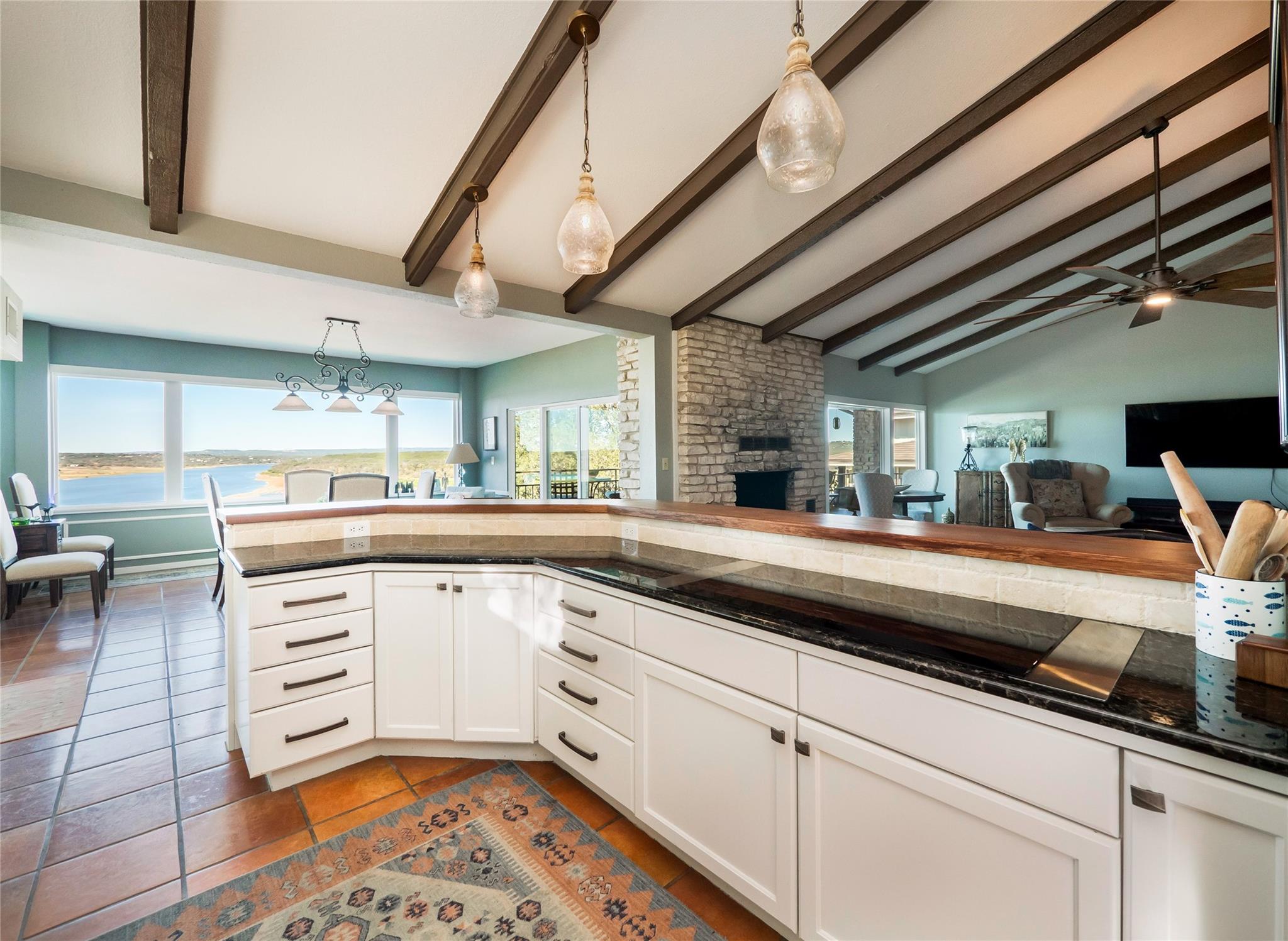 427 Coventry Rd, Spicewood, TX 78669