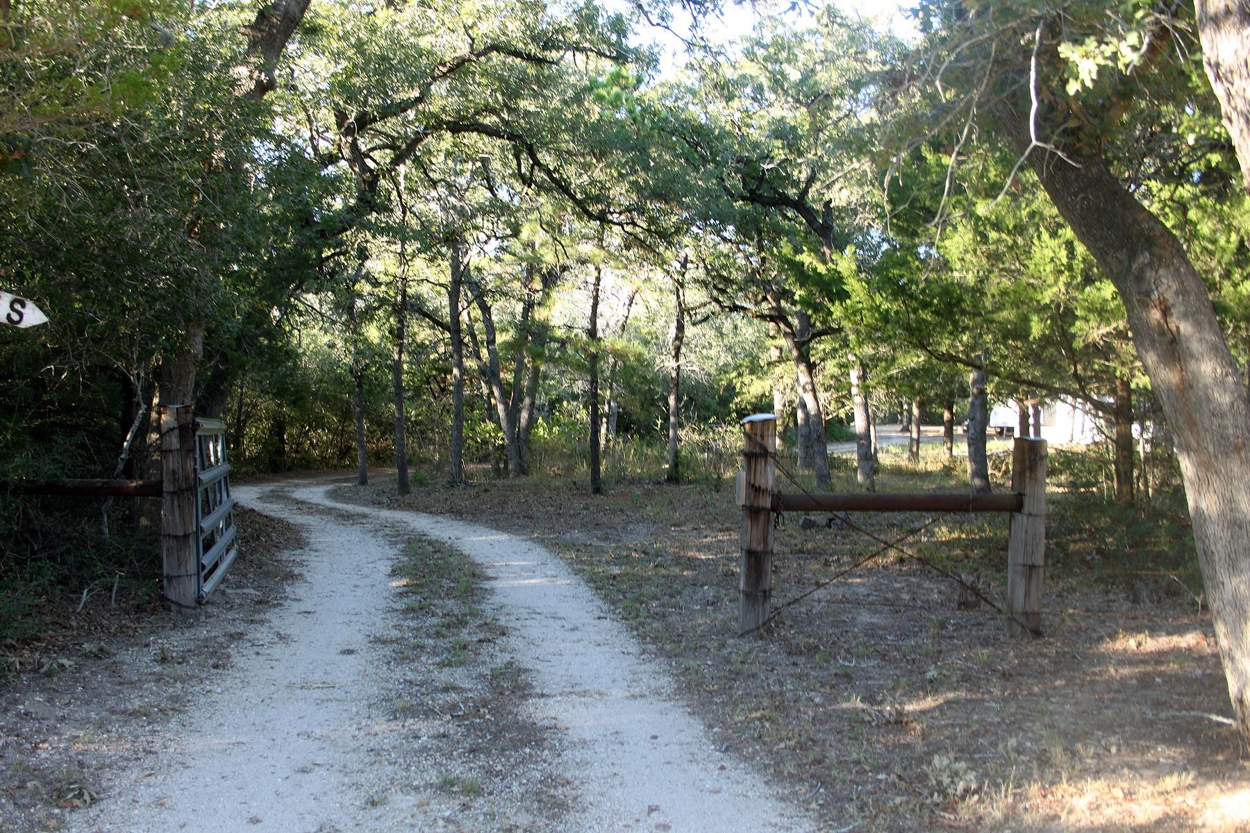 224 Sides Ln, Lockhart, TX 78644