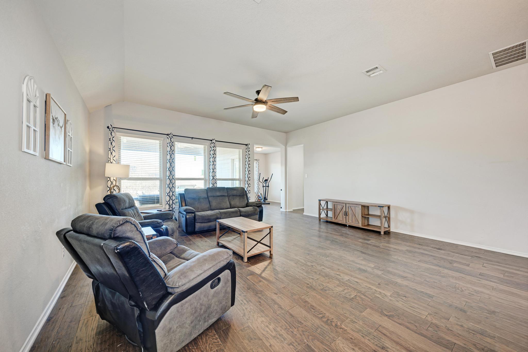 136 Finley St, Hutto, TX 78634