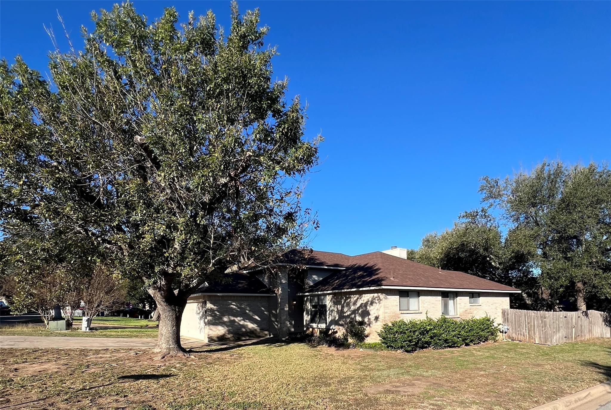 1103 Deepwoods Trl, Leander, TX 78641