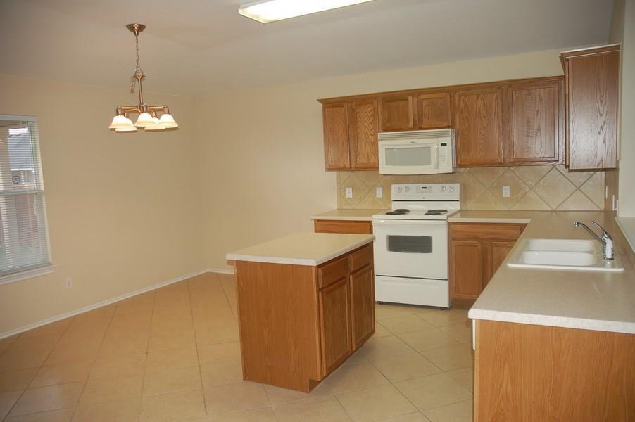 222 Mossy Rock Dr, Hutto, TX 78634