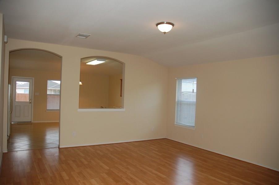 222 Mossy Rock Dr, Hutto, TX 78634