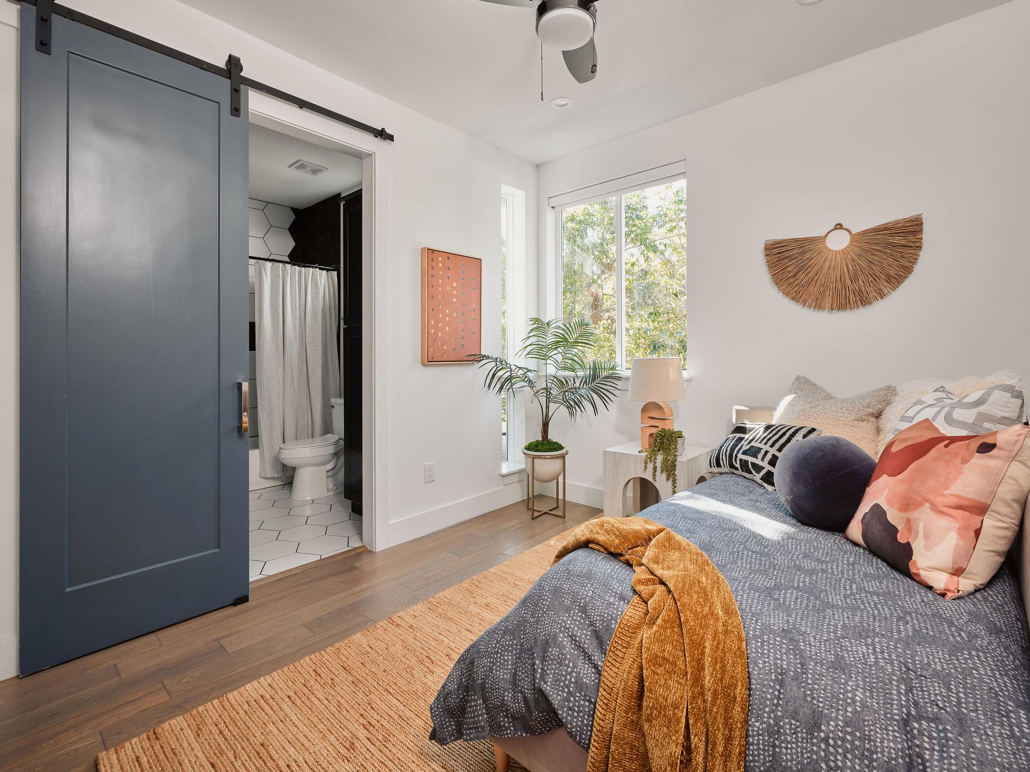 2806 Lyons Rd # 1, Austin, TX 78702