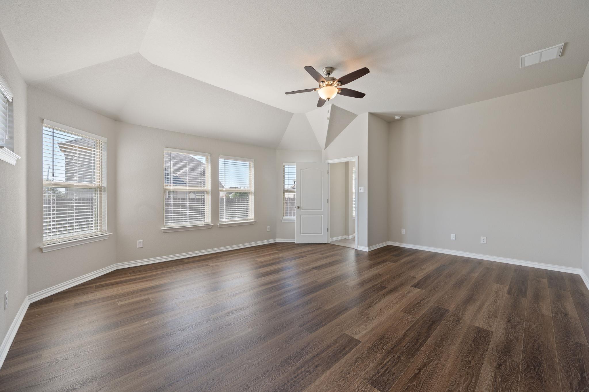 717 N Emory Cv, Hutto, TX 78634