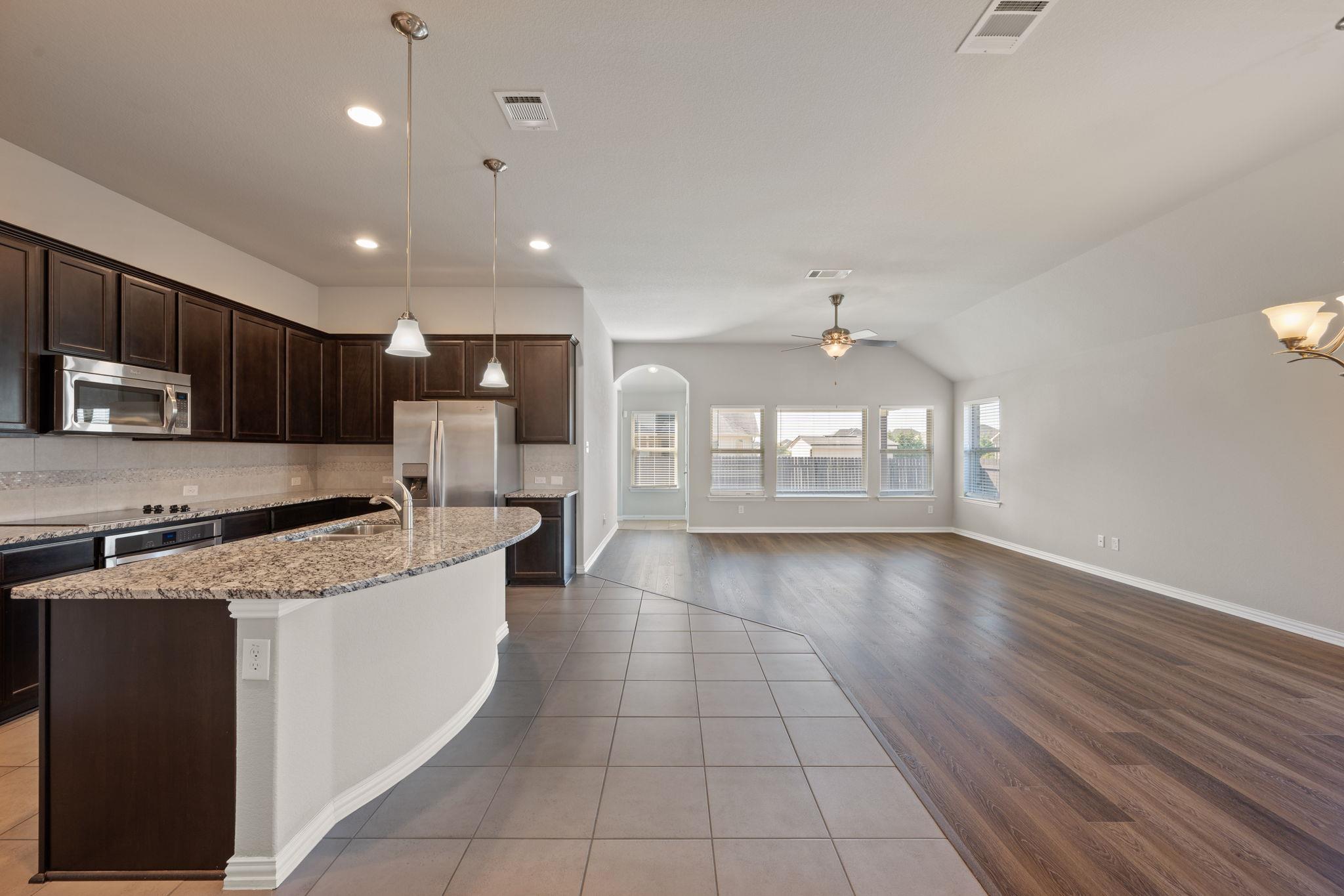 717 N Emory Cv, Hutto, TX 78634