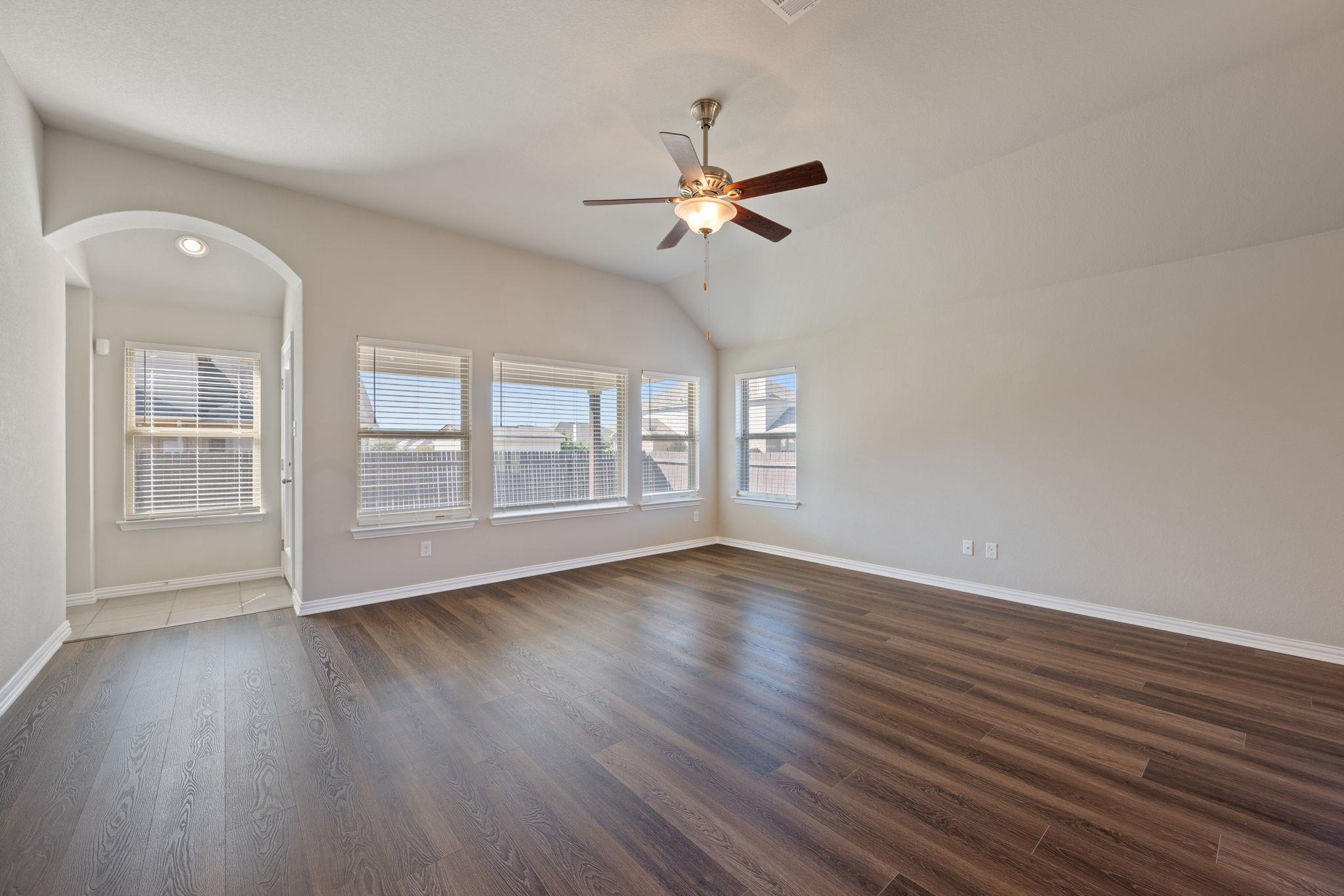 717 N Emory Cv, Hutto, TX 78634