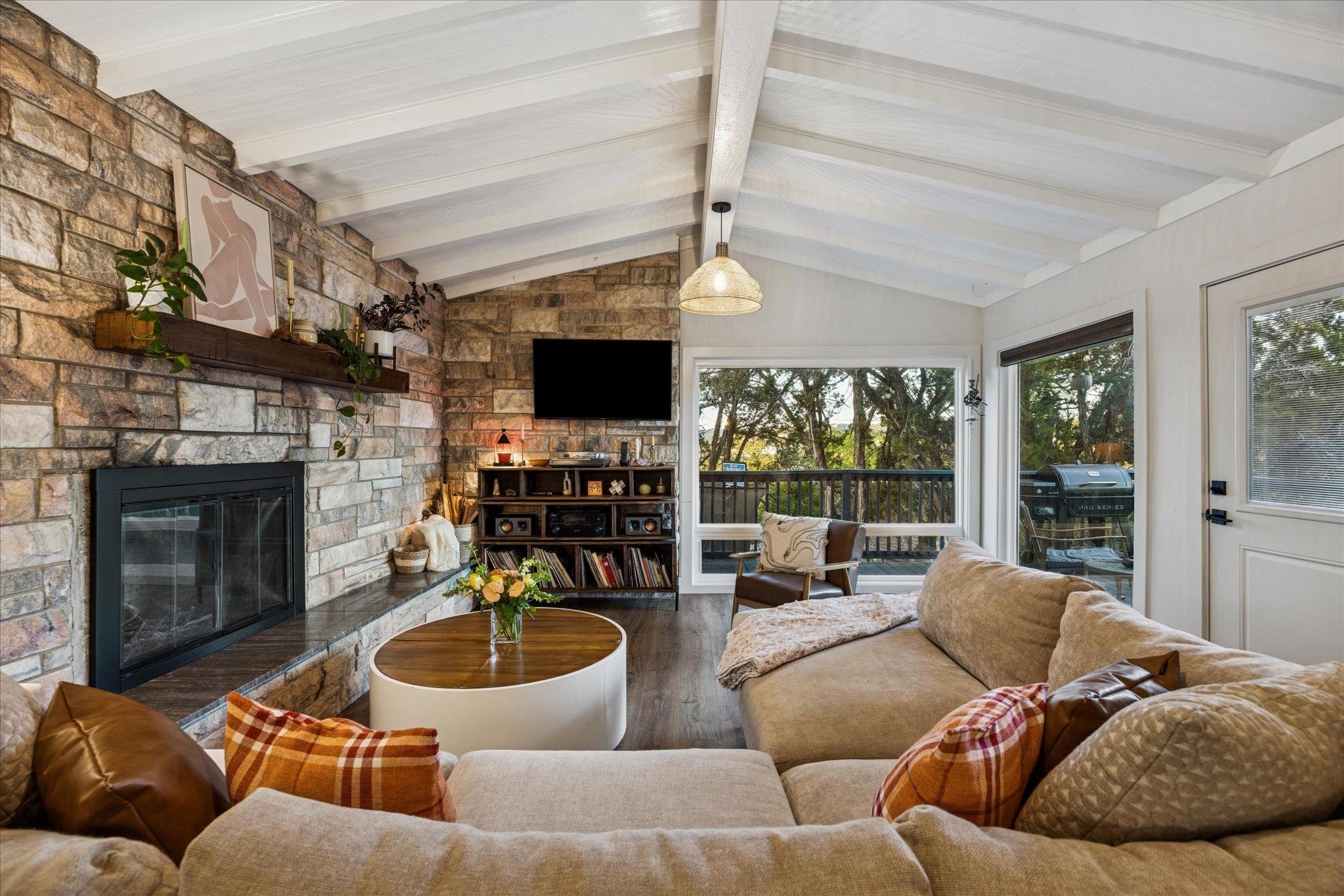 6407 Lynn Ln, Lago Vista, TX 78645