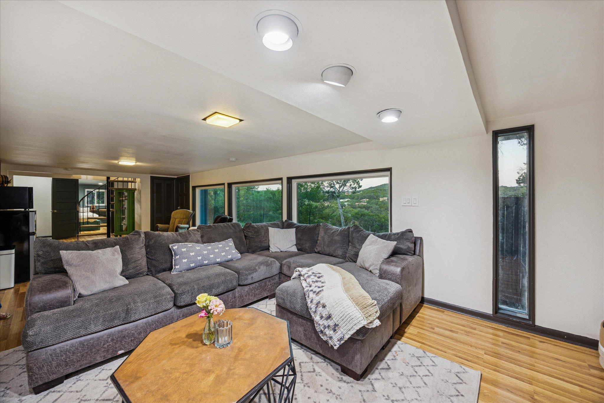 6407 Lynn Ln, Lago Vista, TX 78645