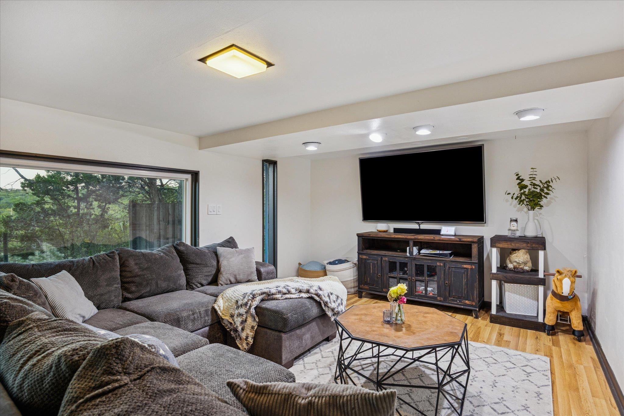 6407 Lynn Ln, Lago Vista, TX 78645