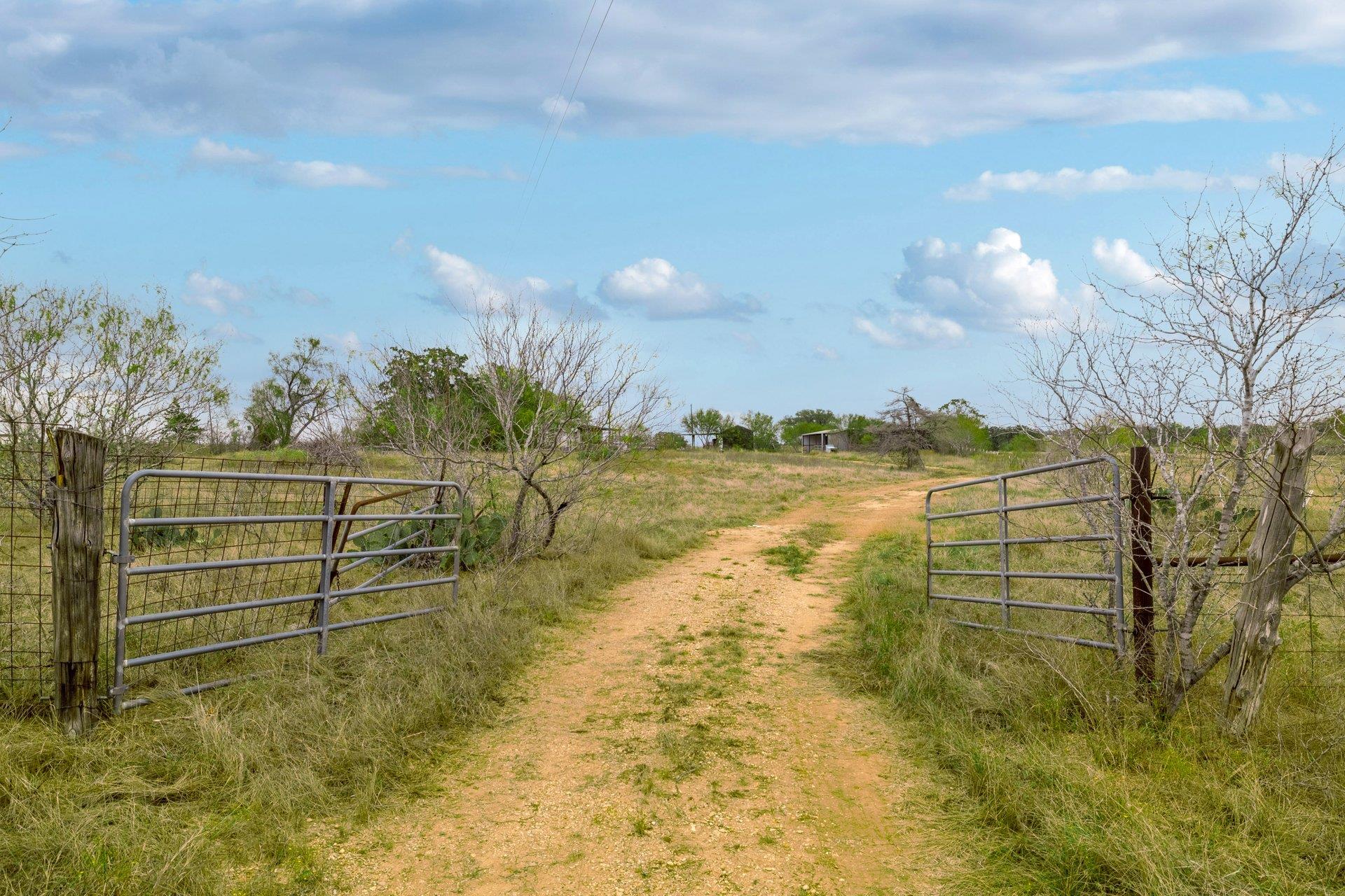 9054 Fm 713, Dale, TX 78616