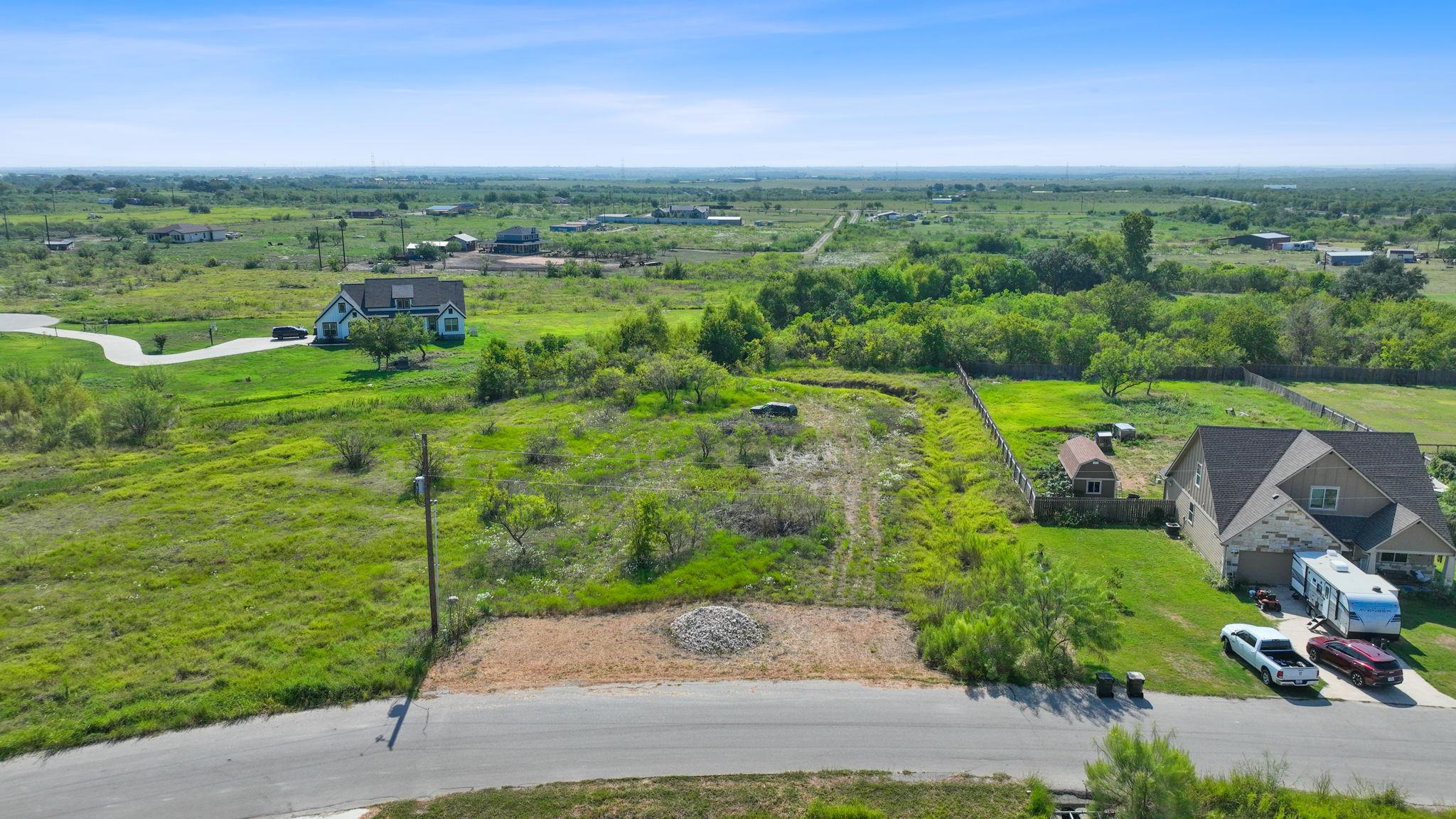 296 E Ridge Ln, Niederwald, TX 78640