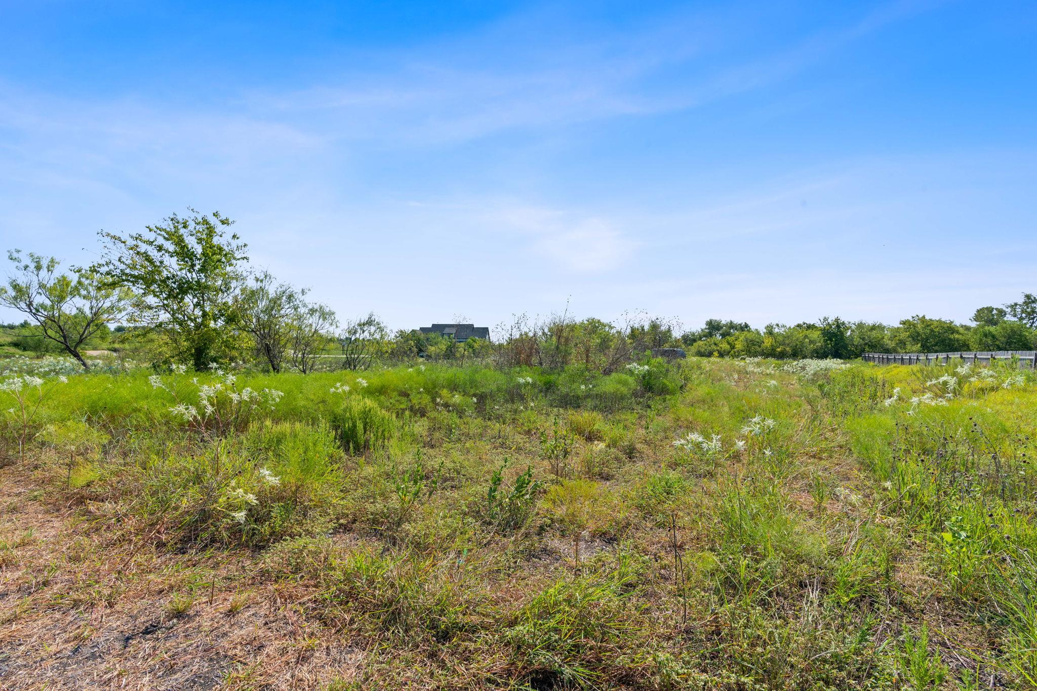 296 E Ridge Ln, Niederwald, TX 78640