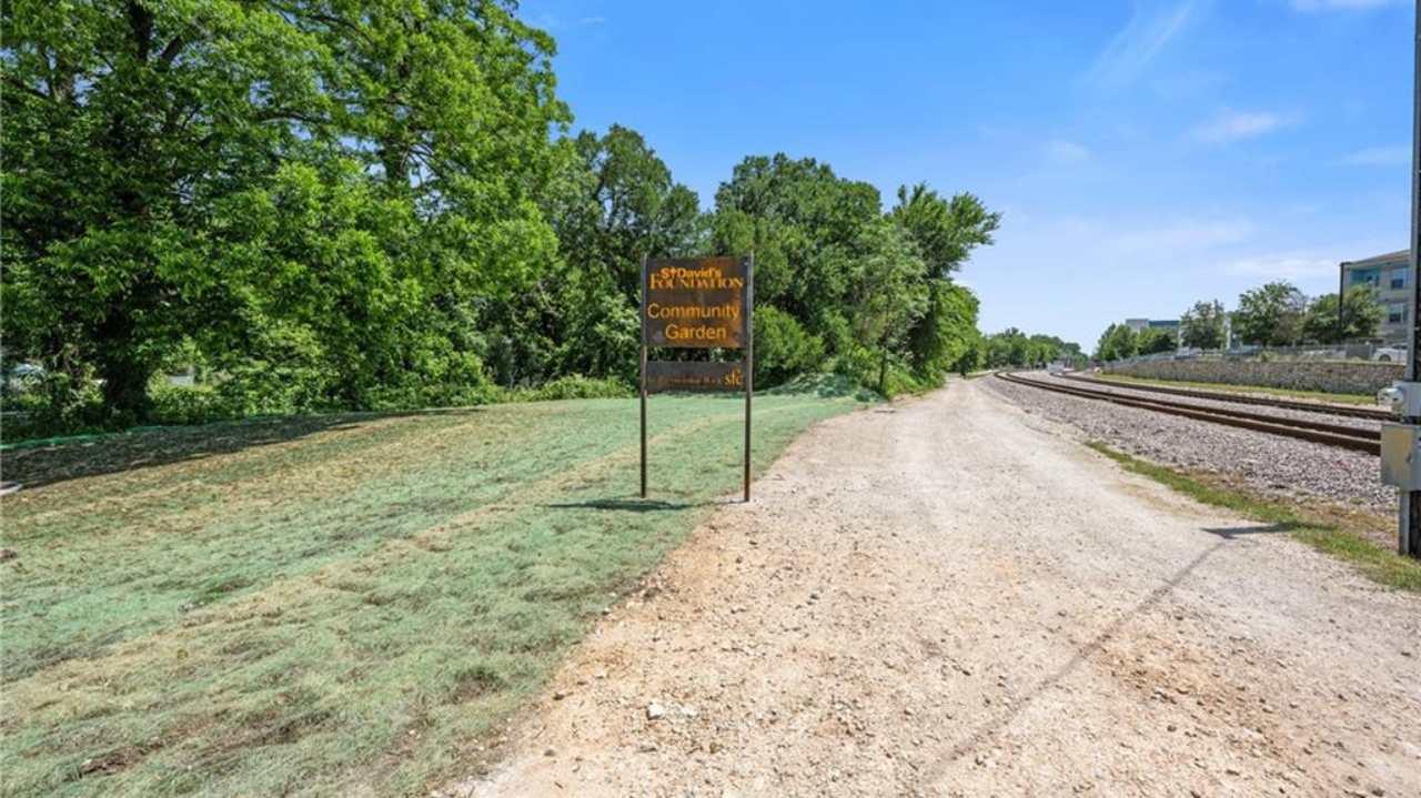 2907 E Martin Luther King Jr Blvd, Austin, TX 78702