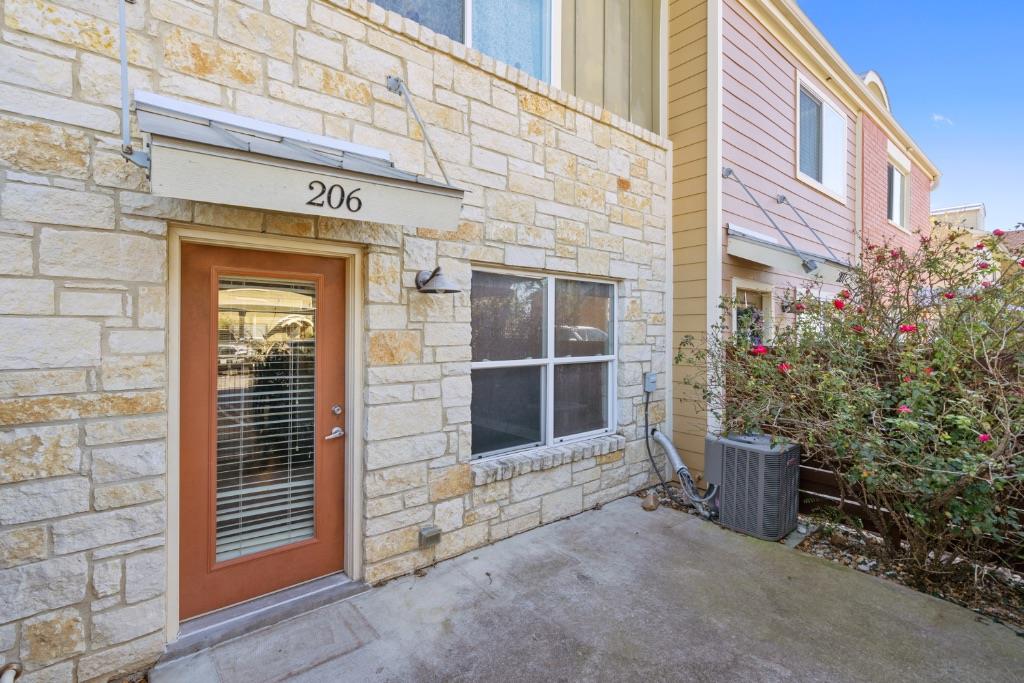 1101 Grove Blvd # 206, Austin, TX 78741