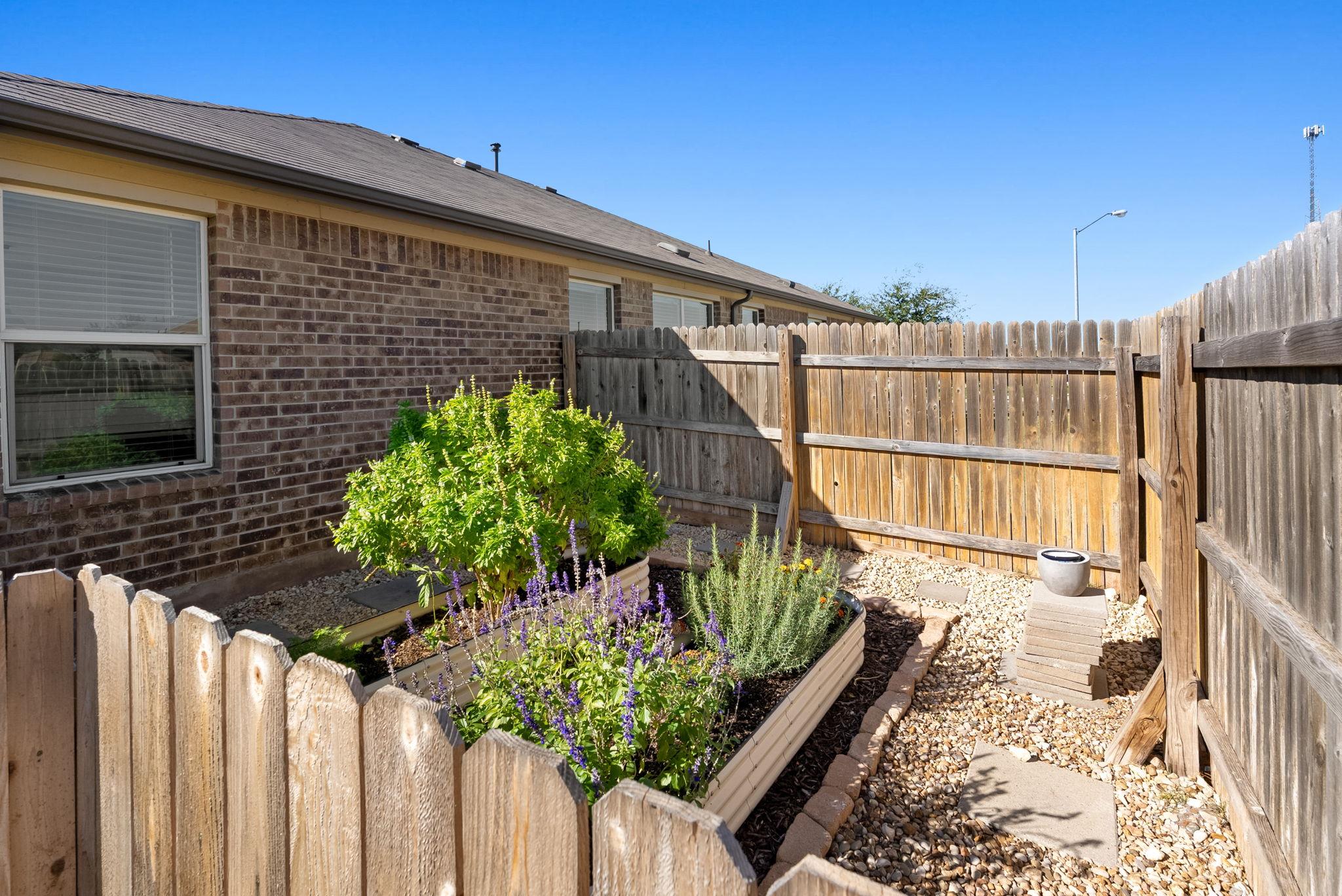 124 Harlan Dr, Hutto, TX 78634