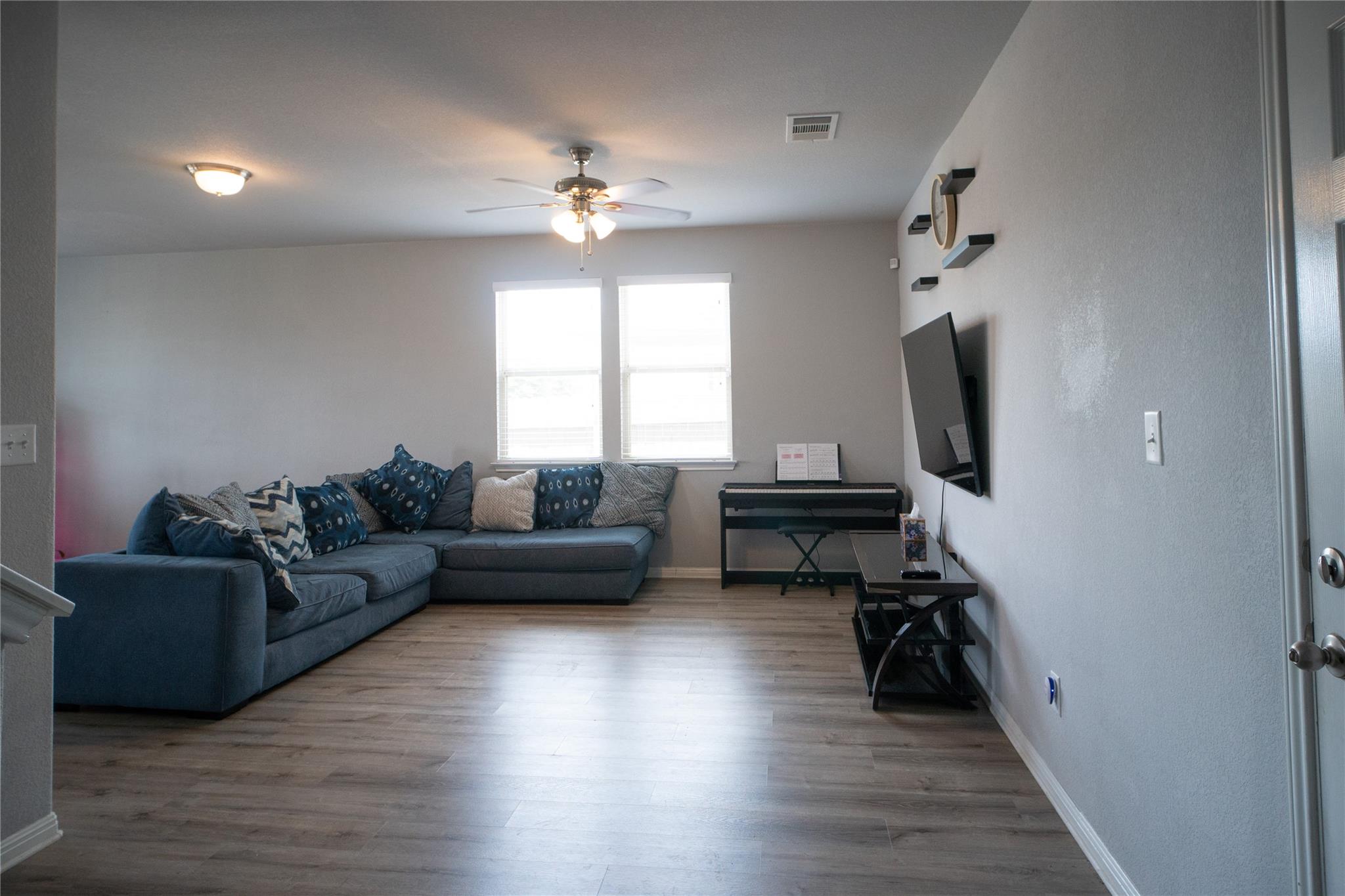 160 Shearwater Ln, Leander, TX 78641