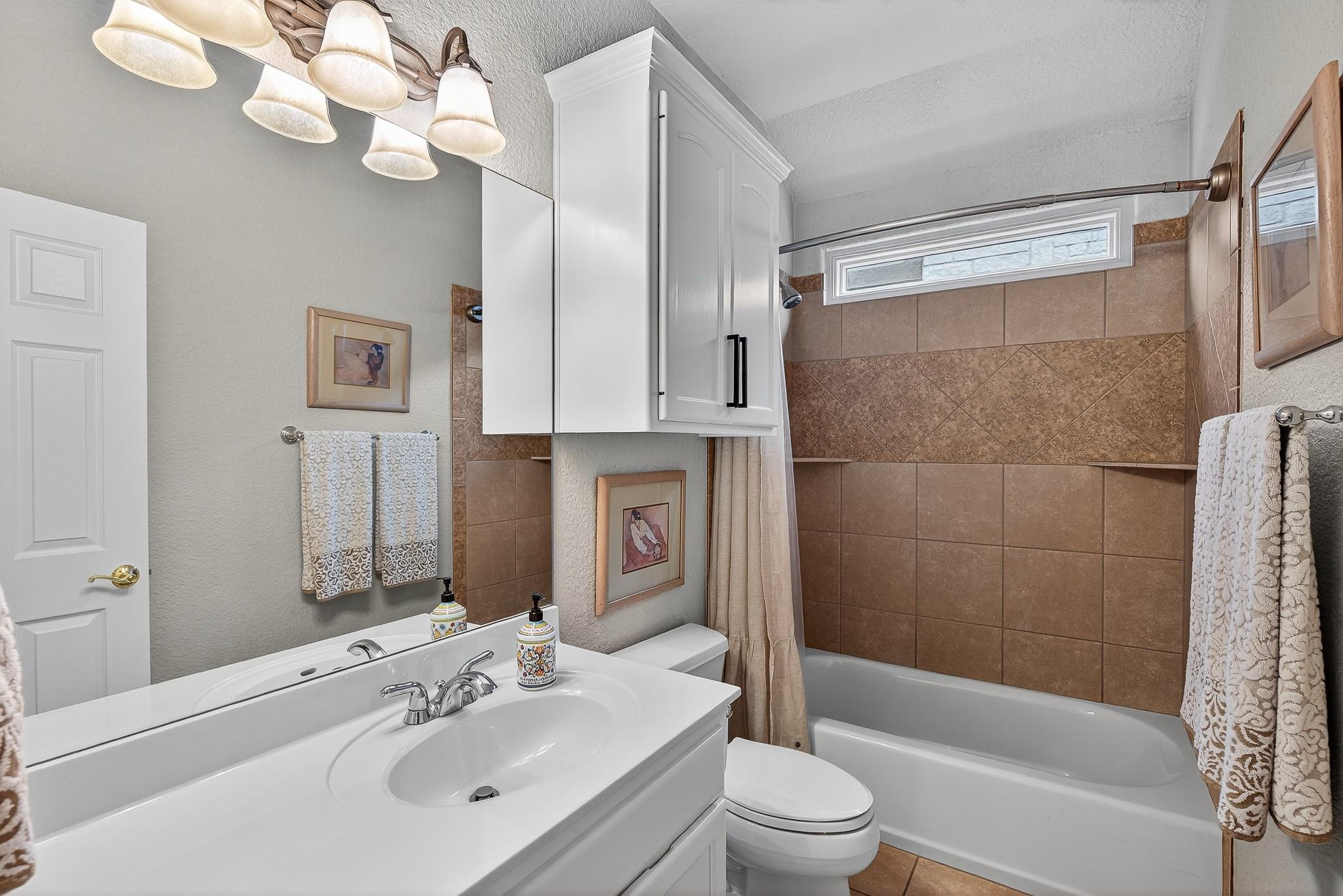 20 Augusta Dr, Meadowlakes, TX 78654