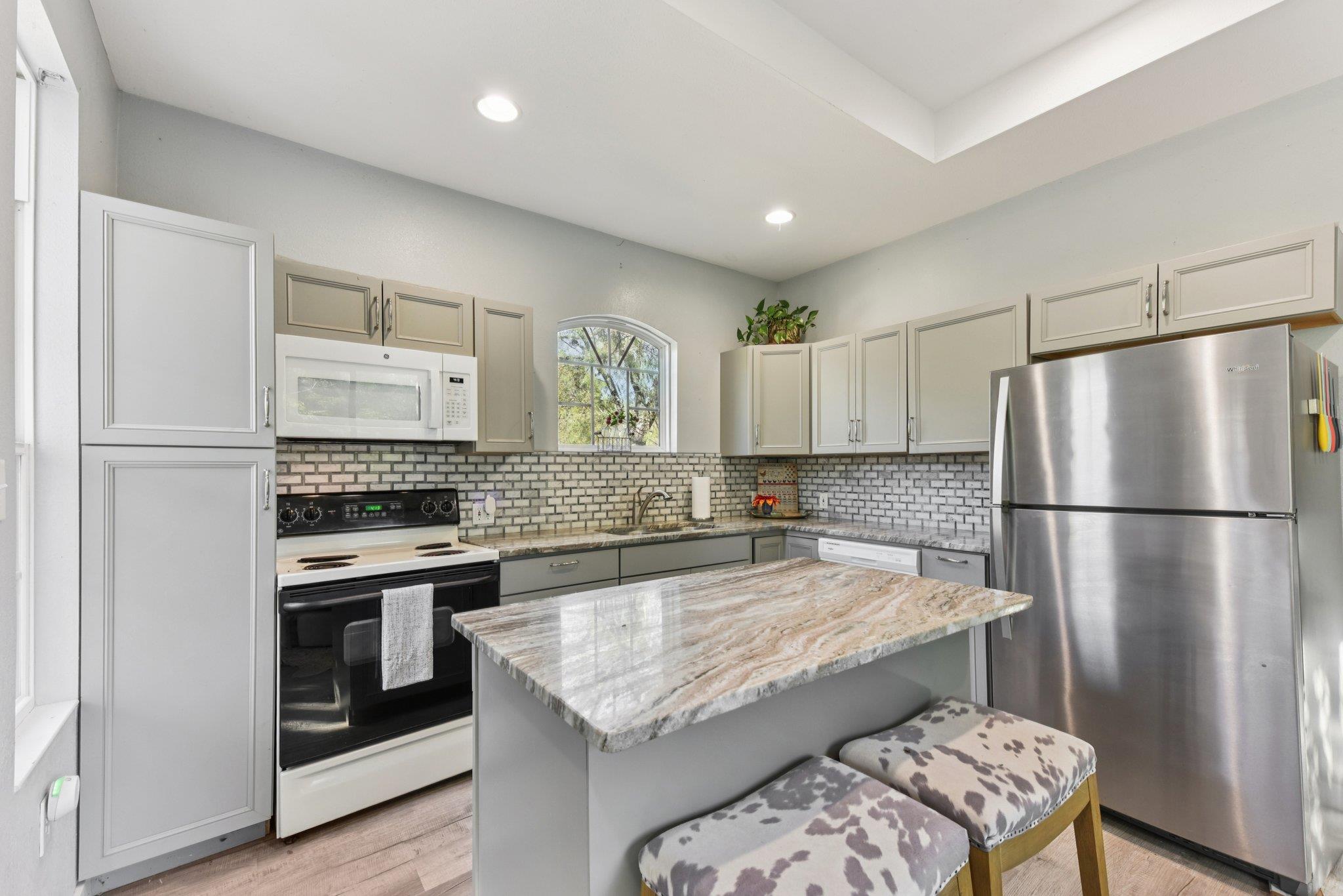 1777 Fox Ln, Lockhart, TX 78644