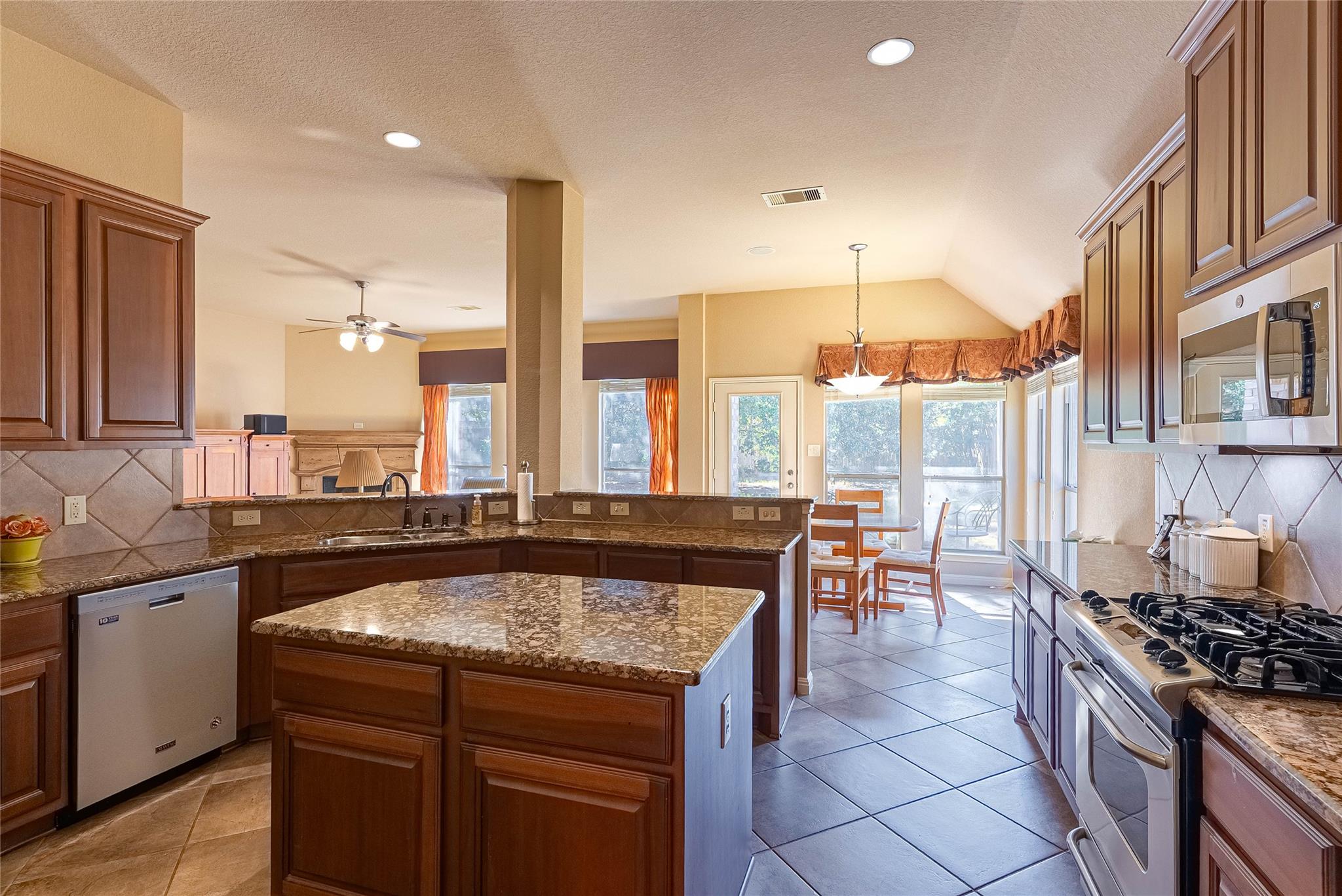 2725 Highland Trl, Leander, TX 78641