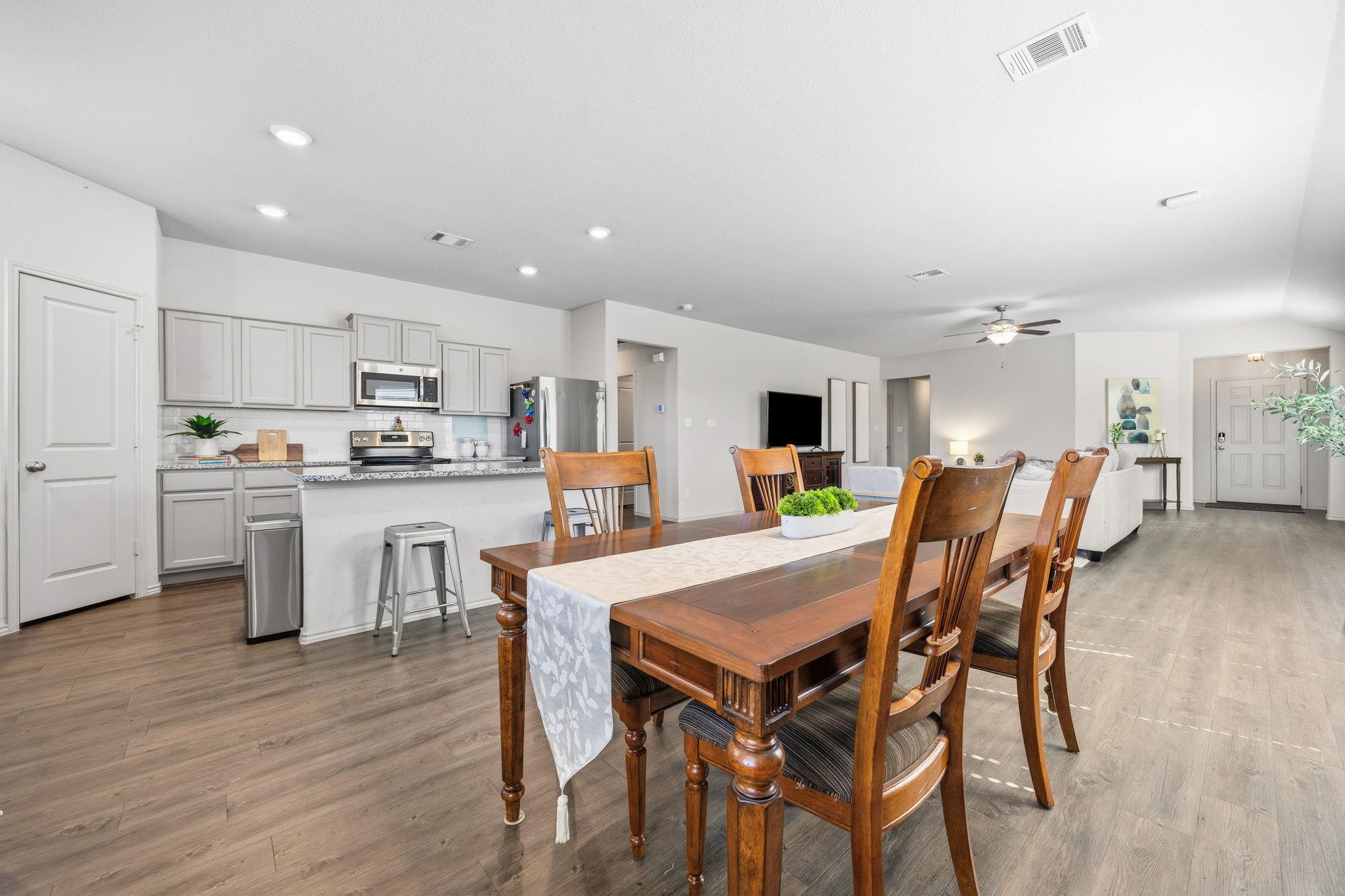 709 Carol Dr, Hutto, TX 78634