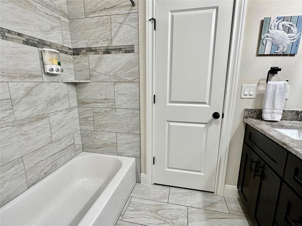 18904 Nicklaus Dr, Point Venture, TX 78645