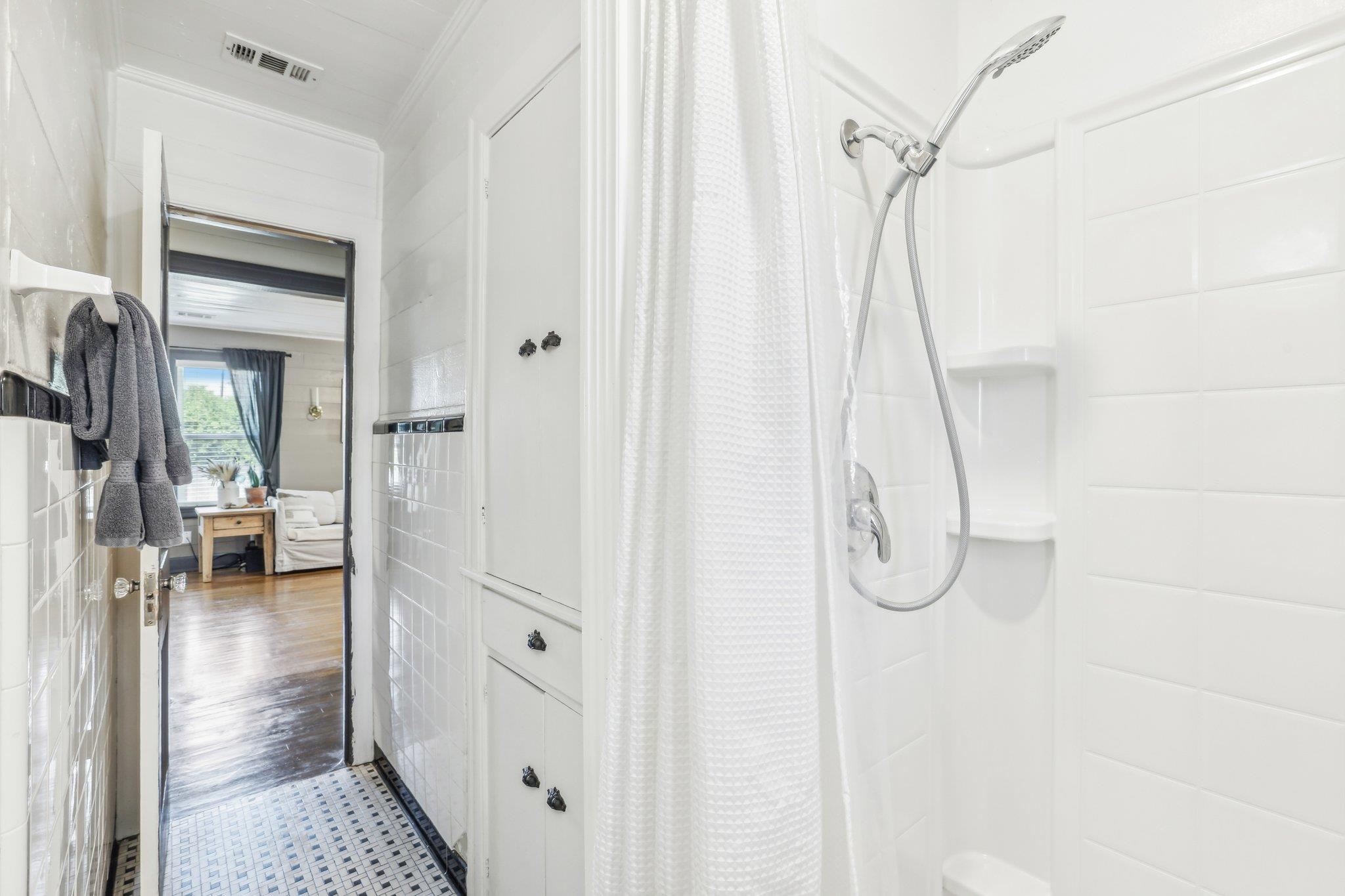 106 County Road 425, Spicewood, TX 78669