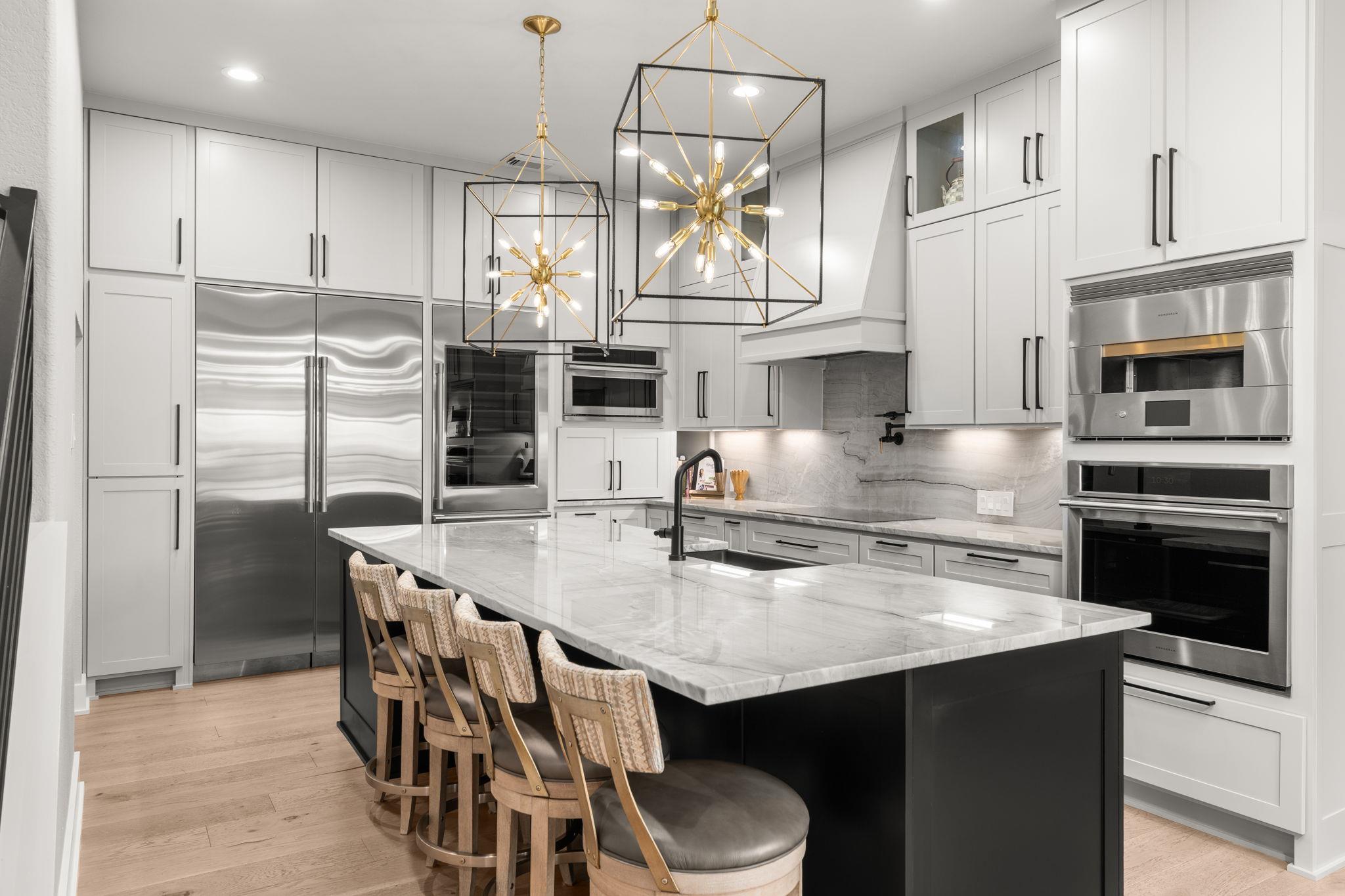 8 Hightrail Way, The Hills, TX 78738