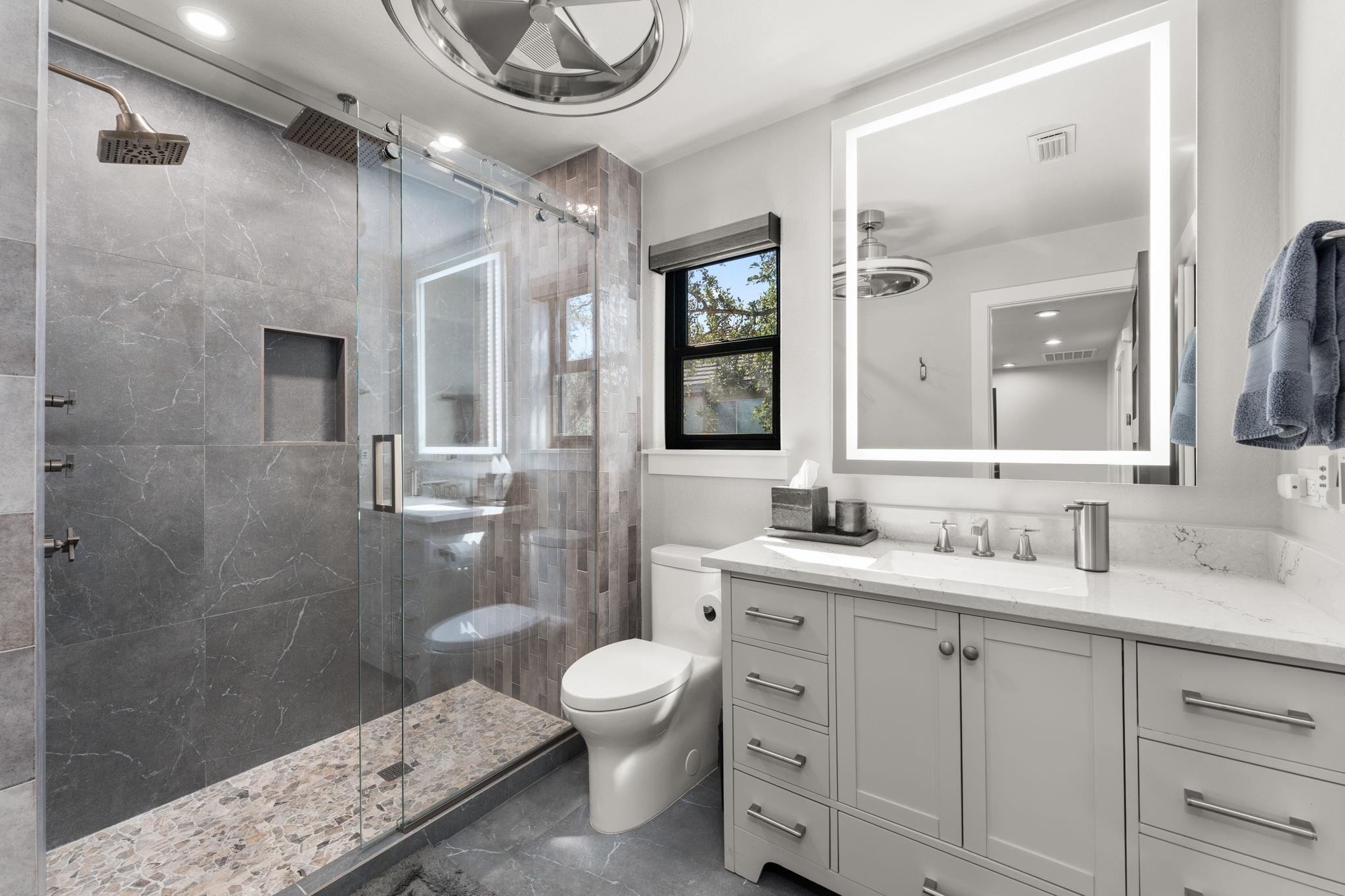 8 Hightrail Way, The Hills, TX 78738