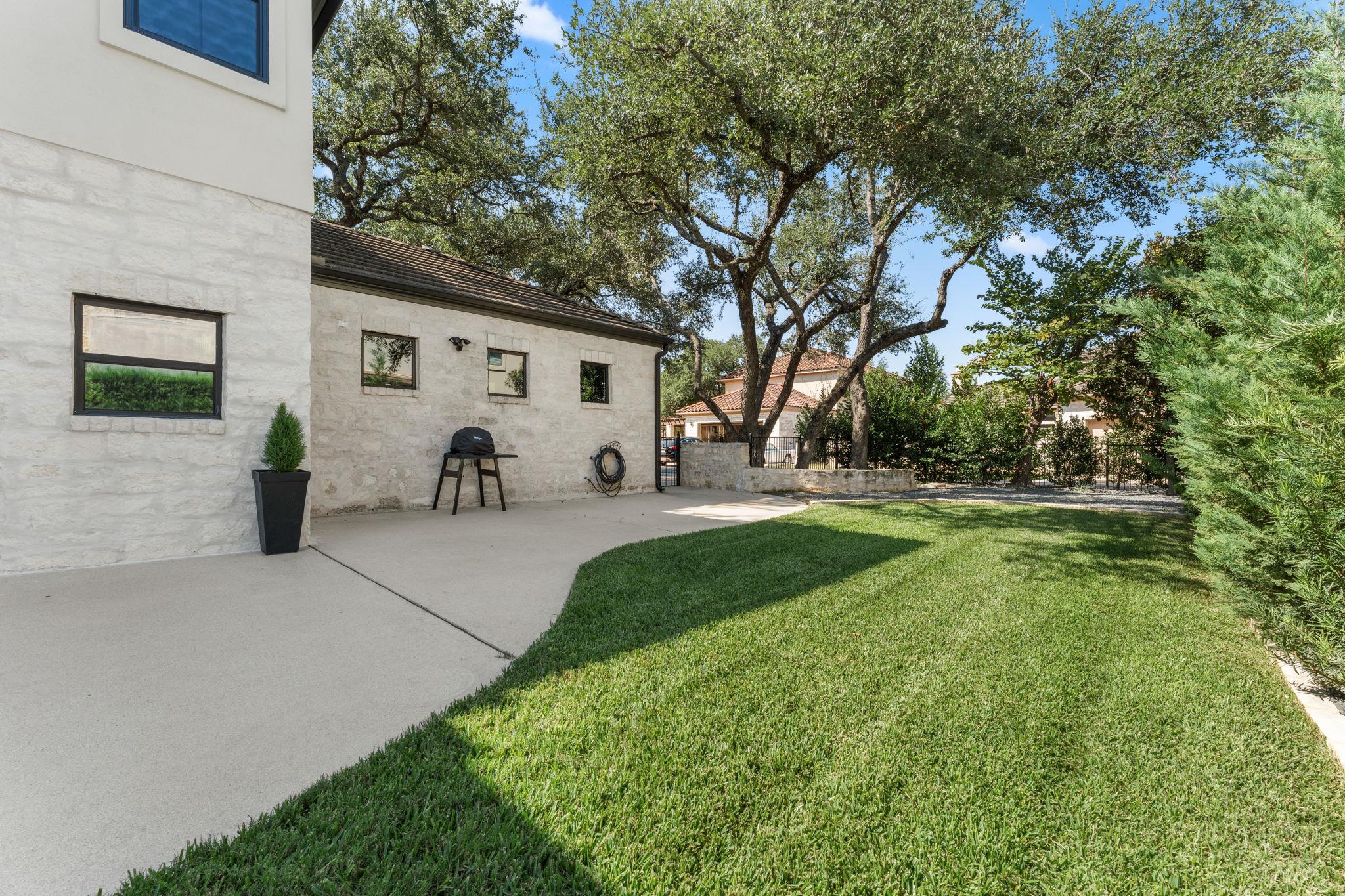 8 Hightrail Way, The Hills, TX 78738