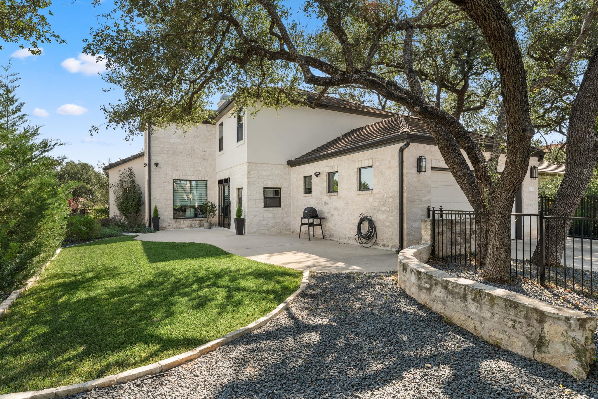 8 Hightrail Way, The Hills, TX 78738