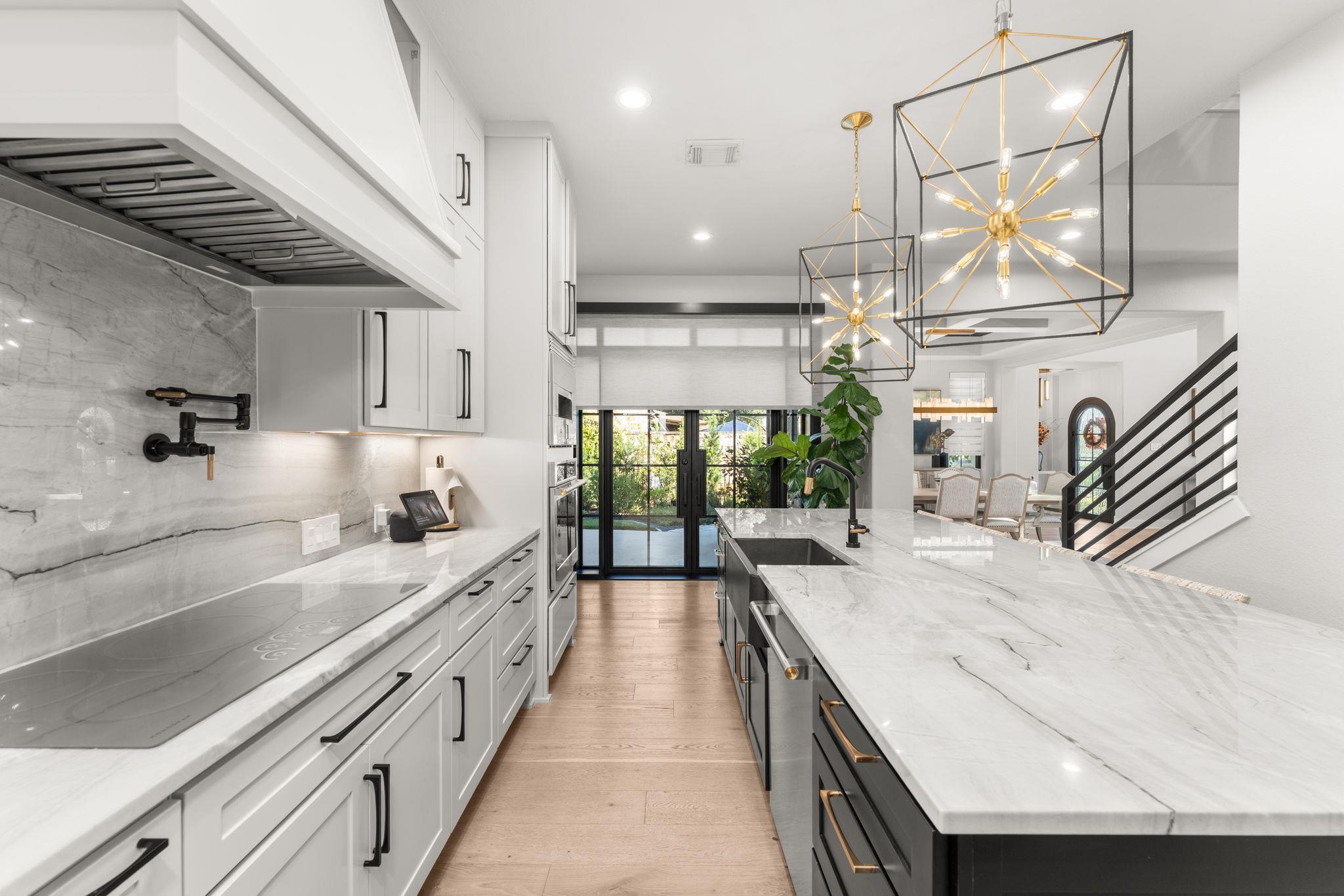 8 Hightrail Way, The Hills, TX 78738