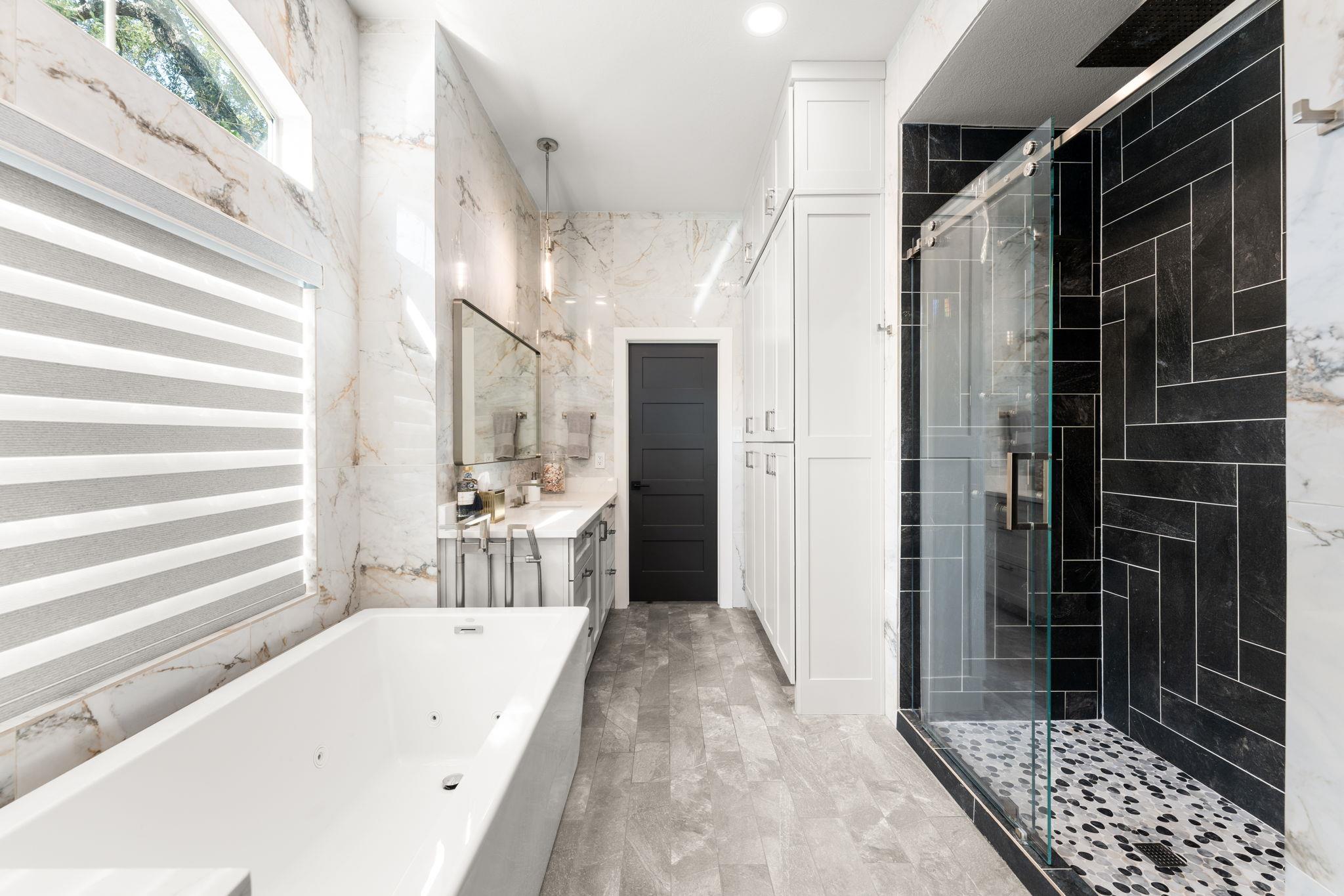 8 Hightrail Way, The Hills, TX 78738