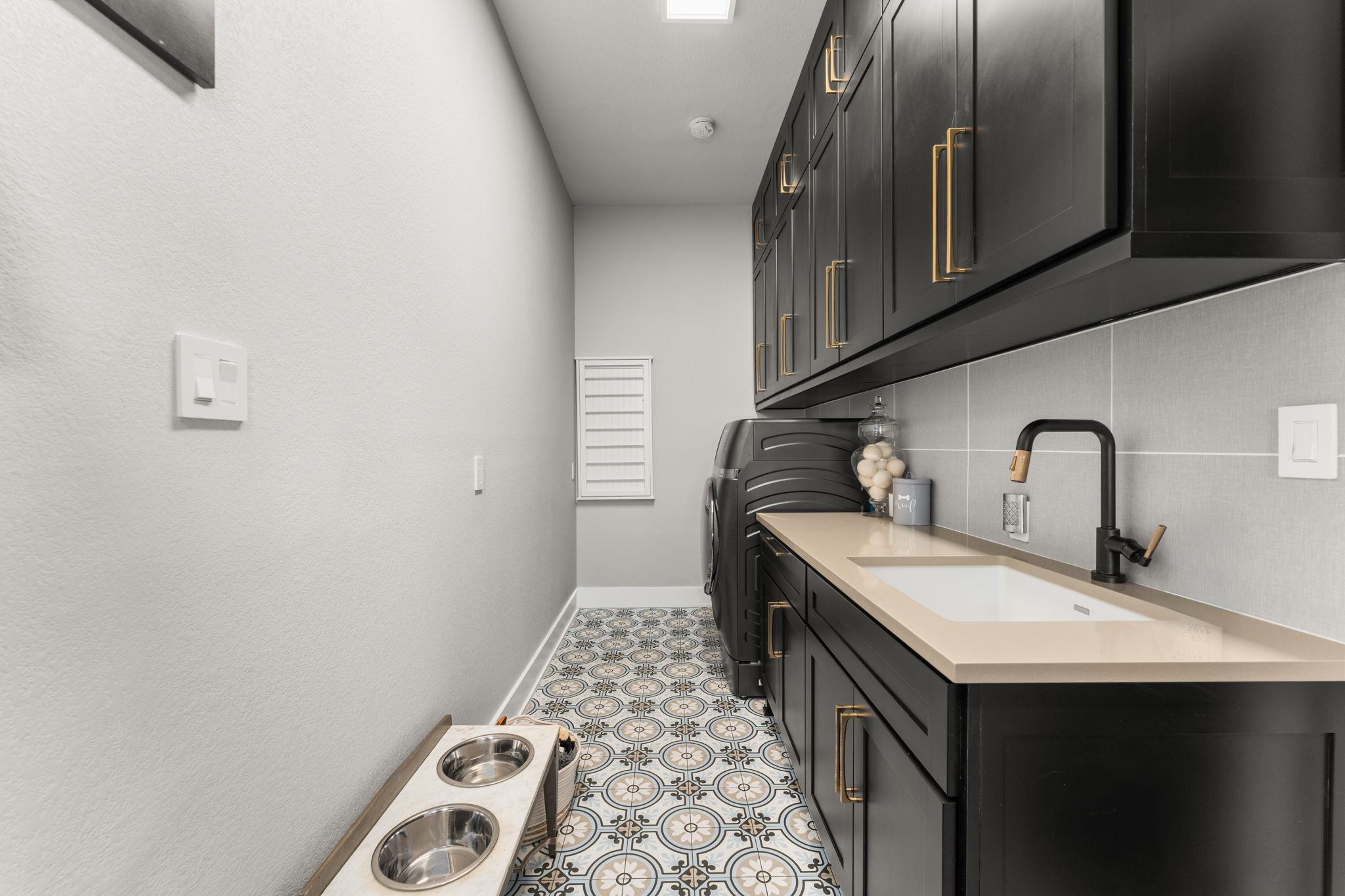 8 Hightrail Way, The Hills, TX 78738