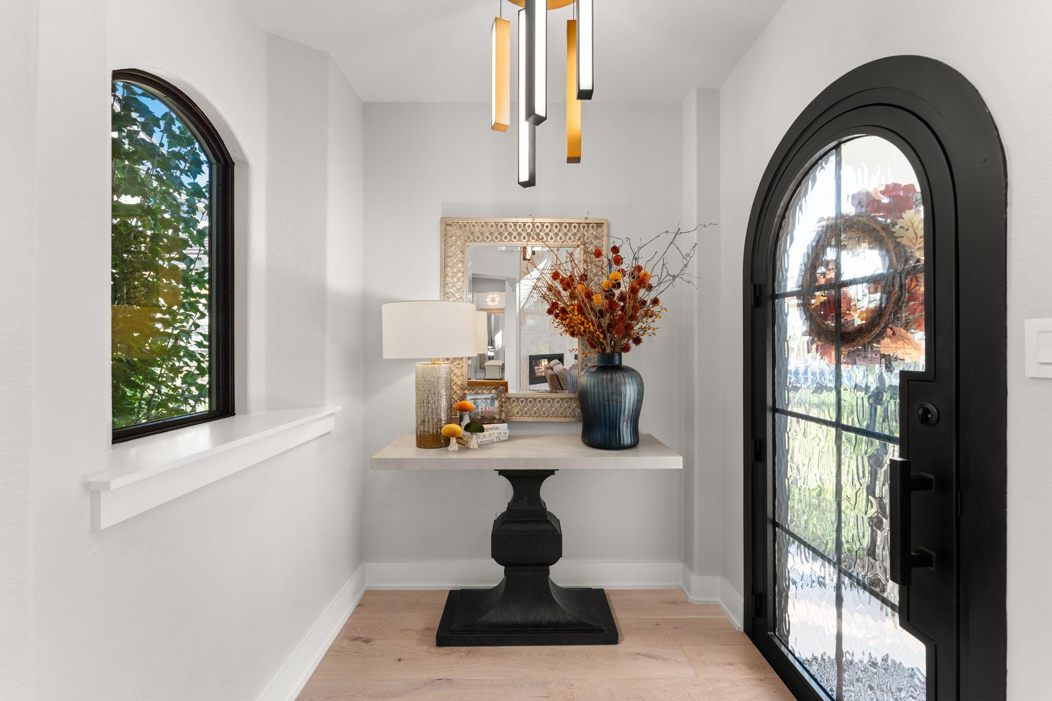 8 Hightrail Way, The Hills, TX 78738