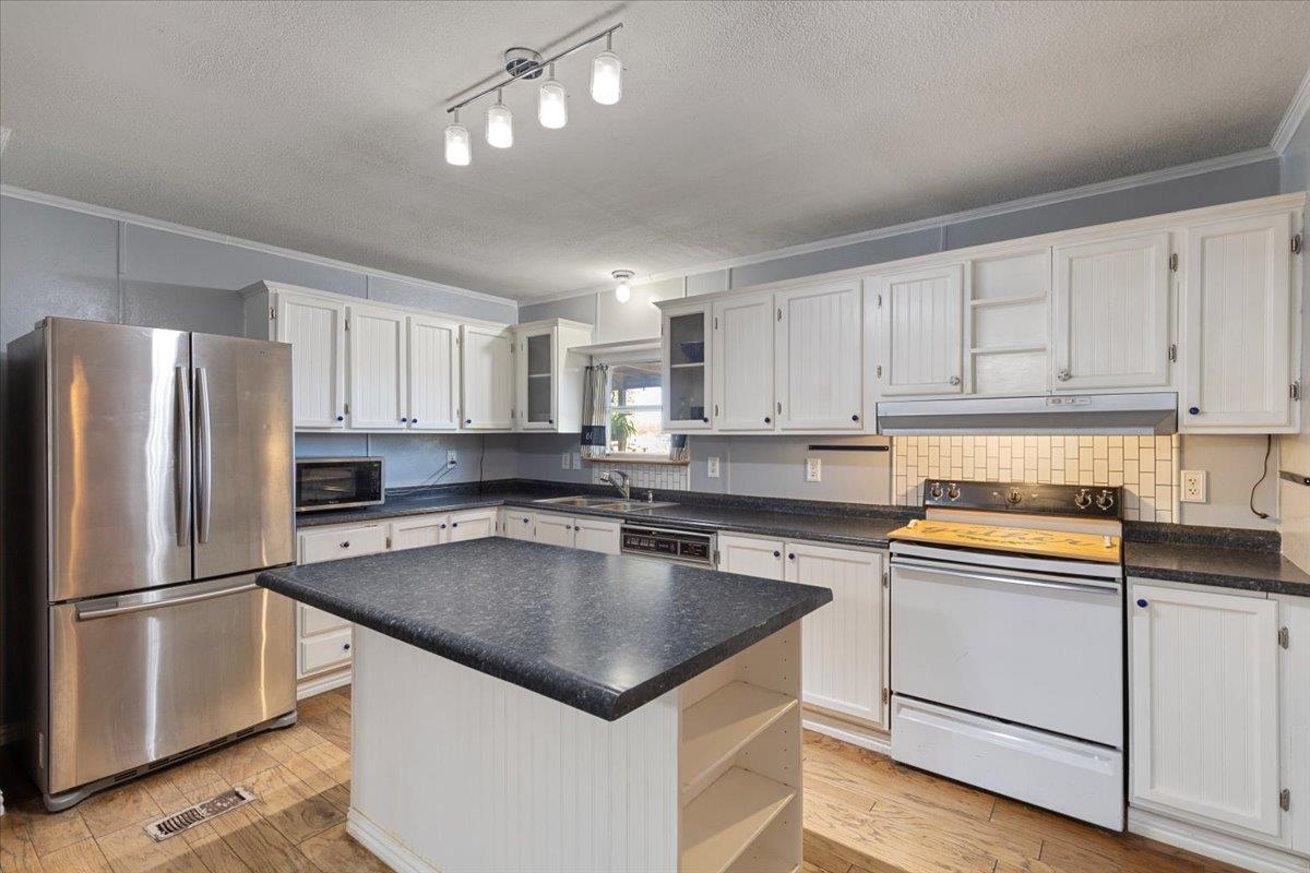 145 Angelia Dr, Cedar Creek, TX 78612