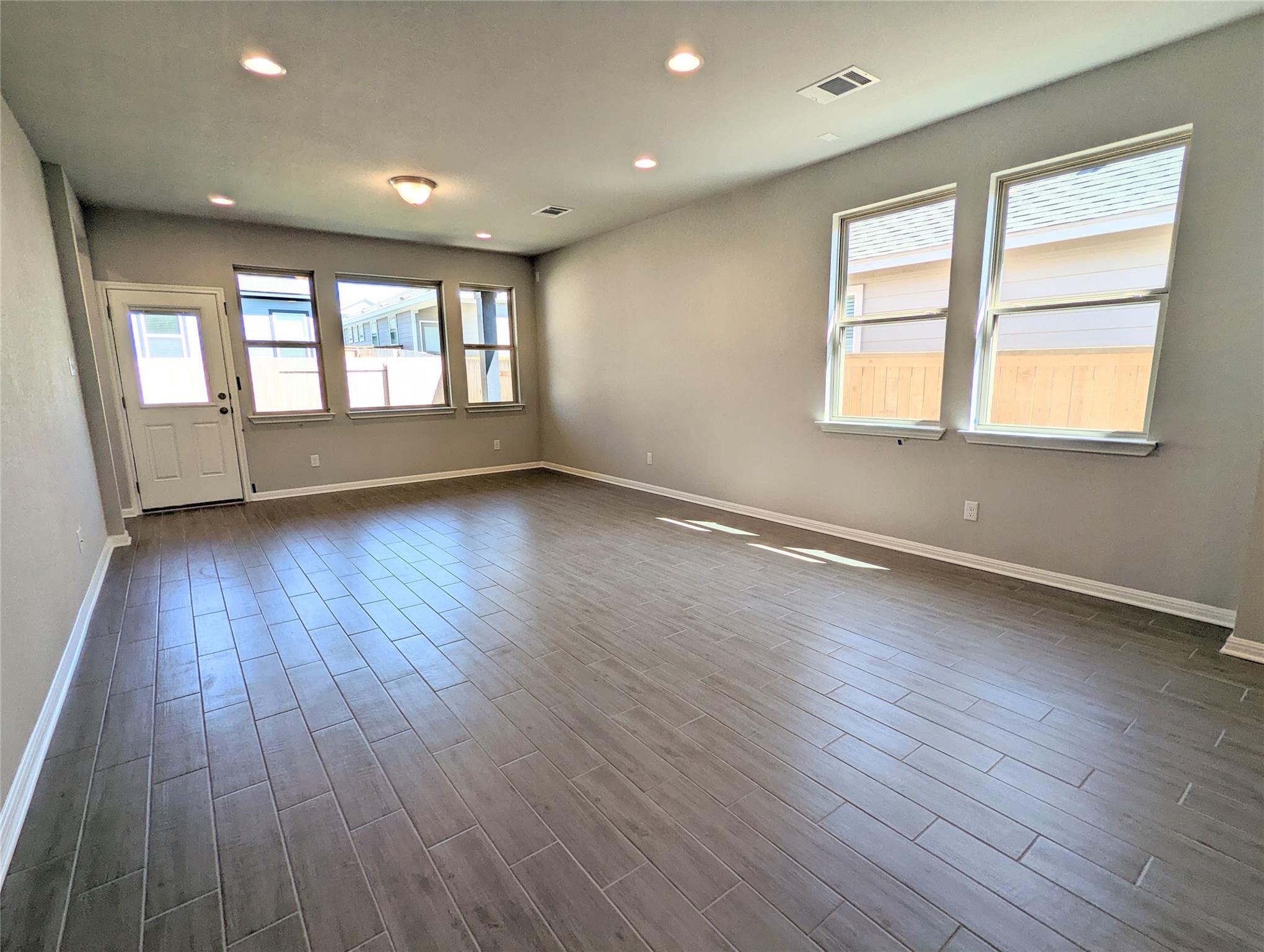 121 Drifter Ln, Jarrell, TX 76537