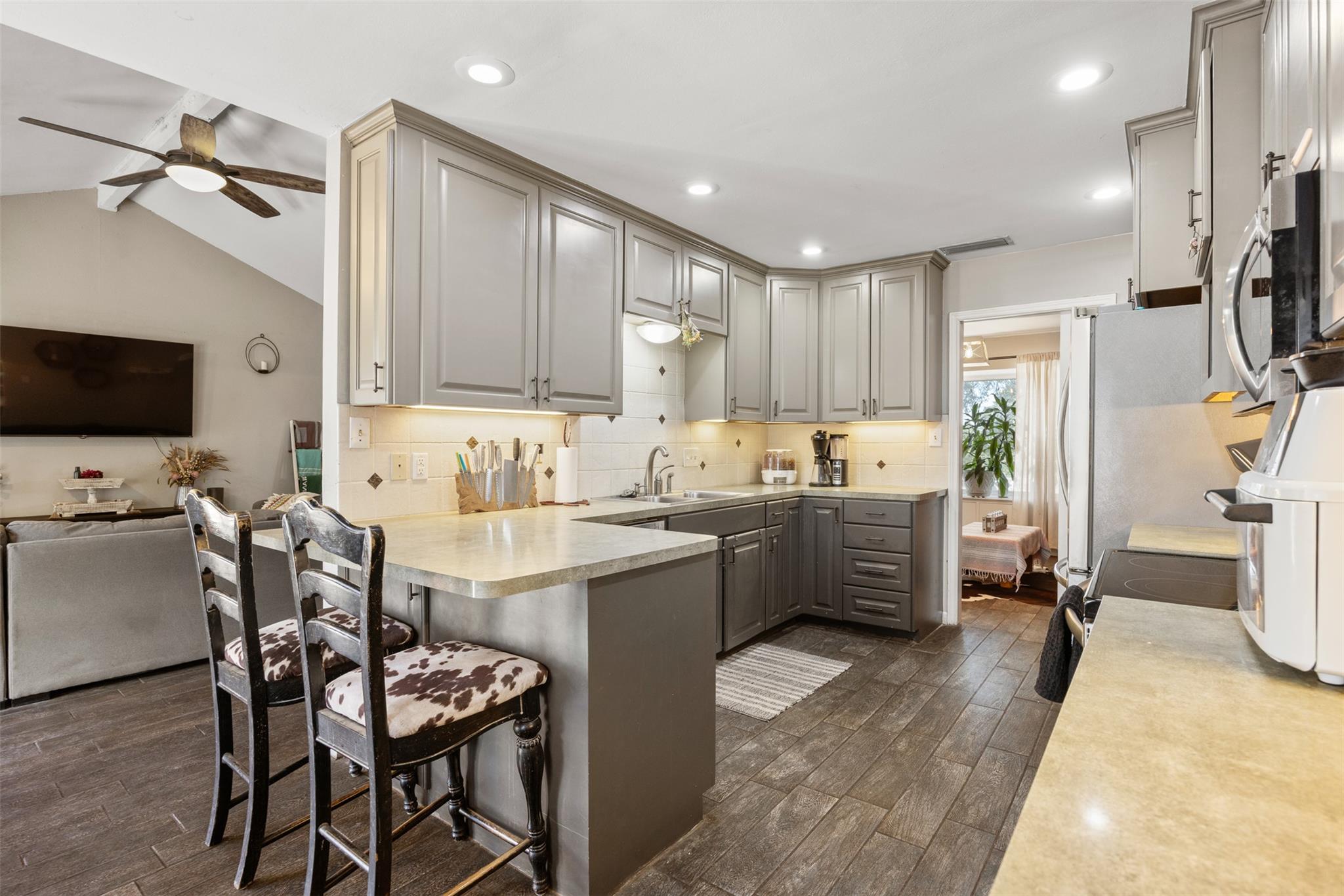 111 Pecan Dr, Mountain City, TX 78610