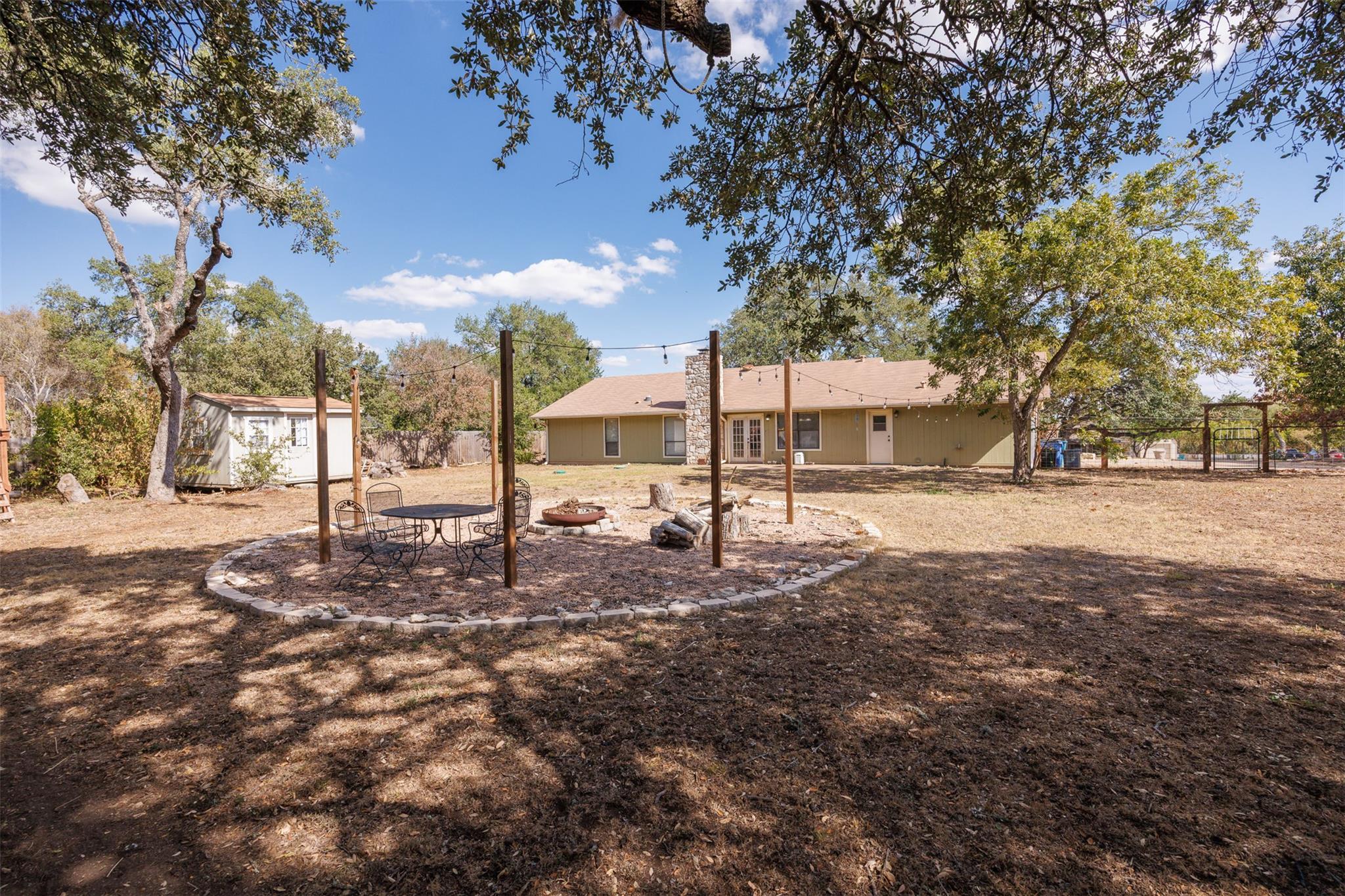 111 Pecan Dr, Mountain City, TX 78610