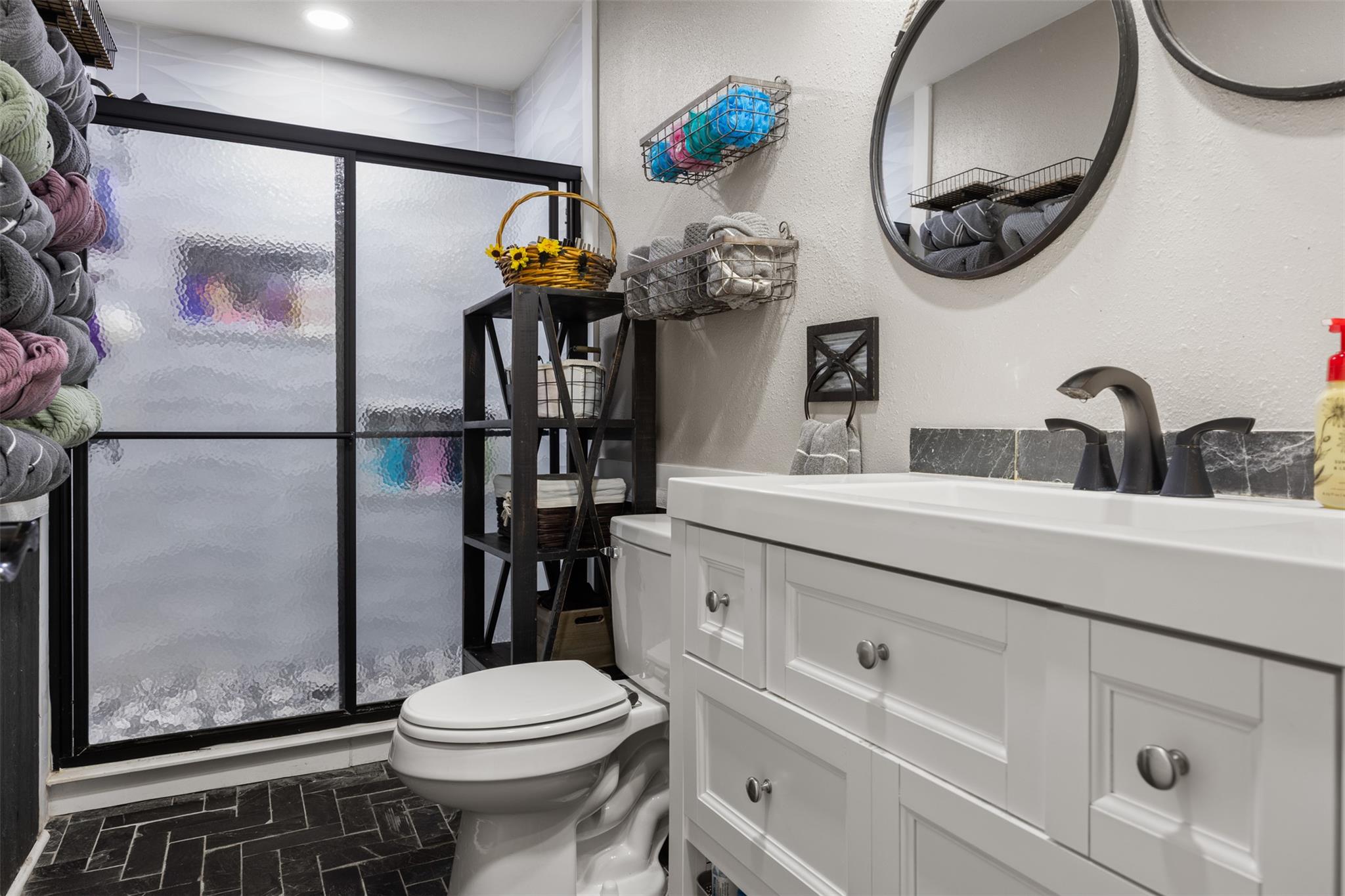 111 Pecan Dr, Mountain City, TX 78610