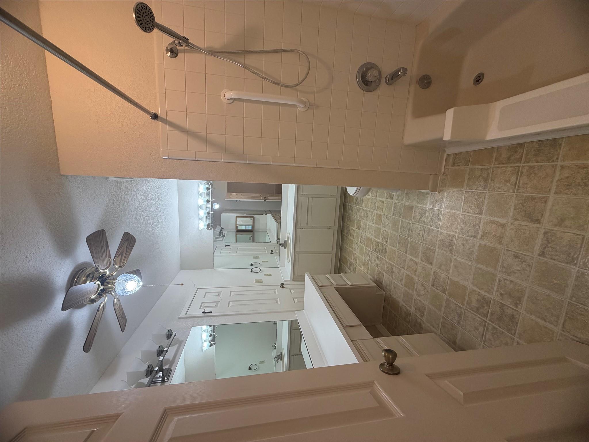 728 W San Antonio St # 102, Lockhart, TX 78644