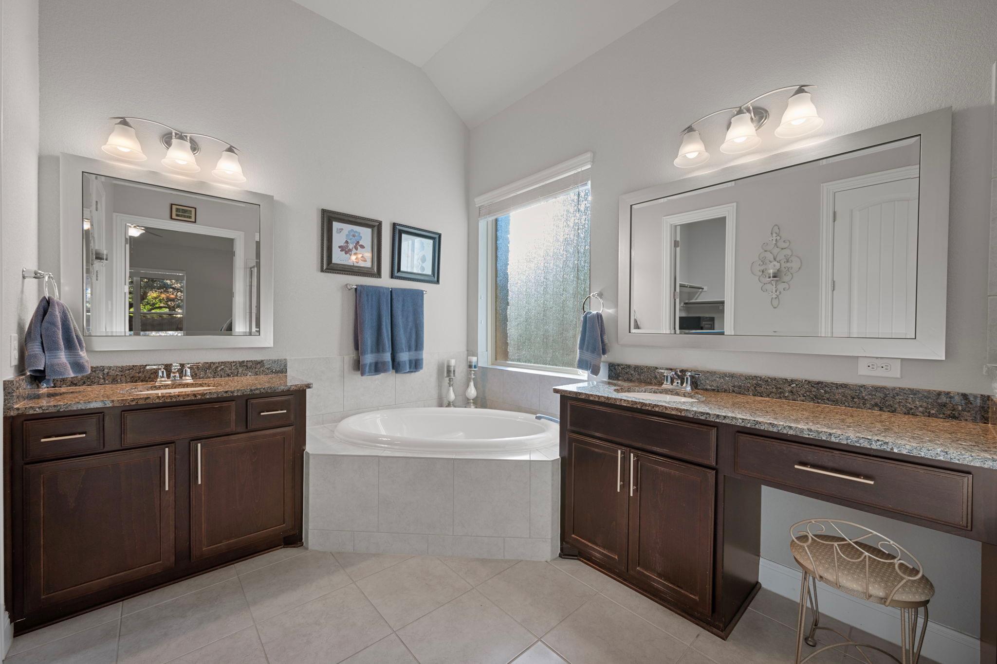 1805 Hollowback Dr, Leander, TX 78641