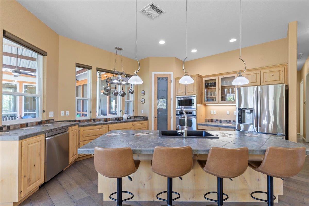 204 Kahana Ln, Bastrop, TX 78602