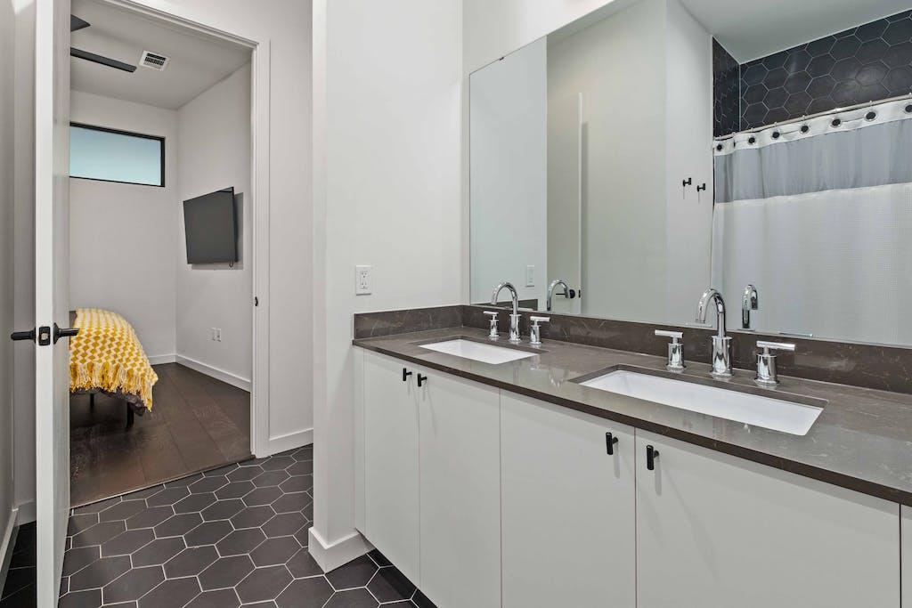 800 Embassy Dr # 210, Austin, TX 78702