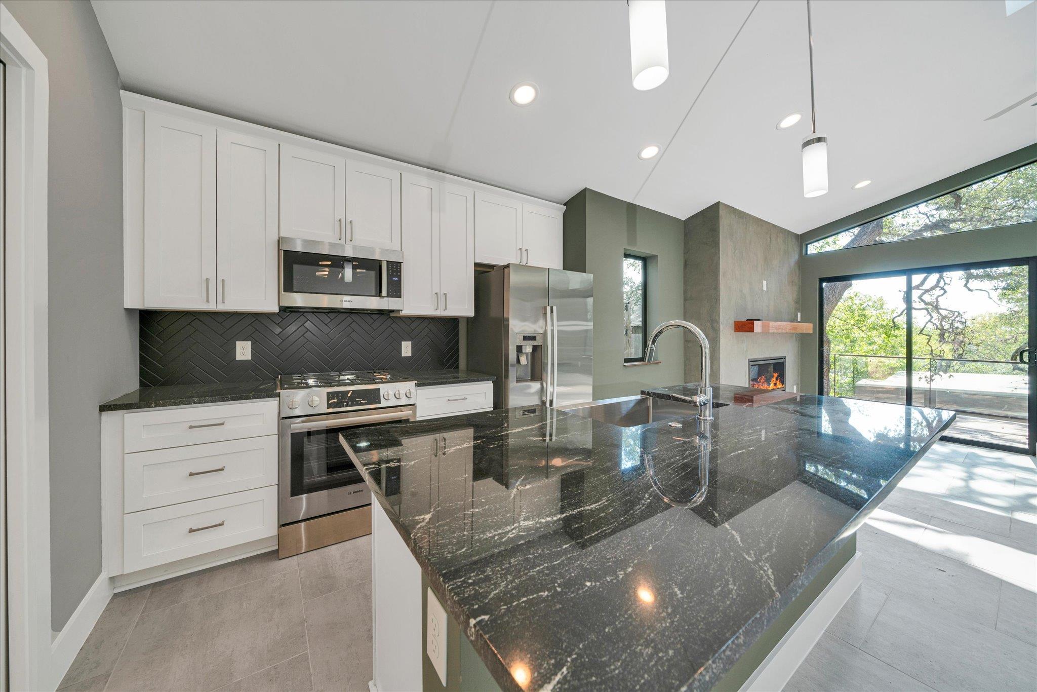 2610 CARNARVON Ln # Apt B, Austin, TX 78704