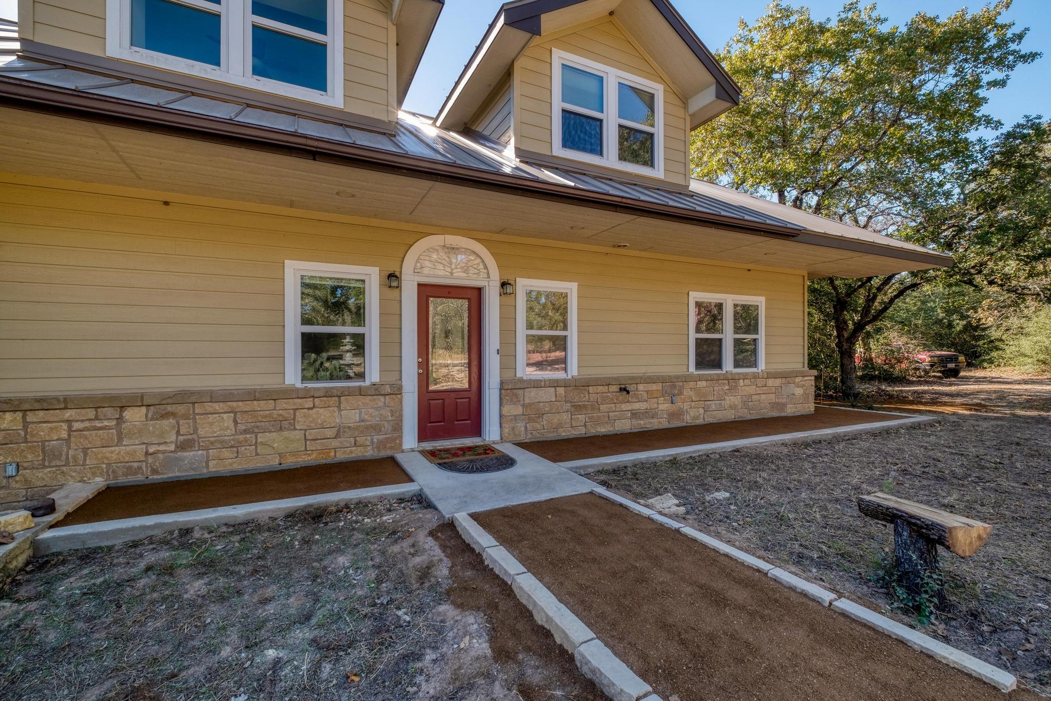 123 Bowie Trl, Luling, TX 78648