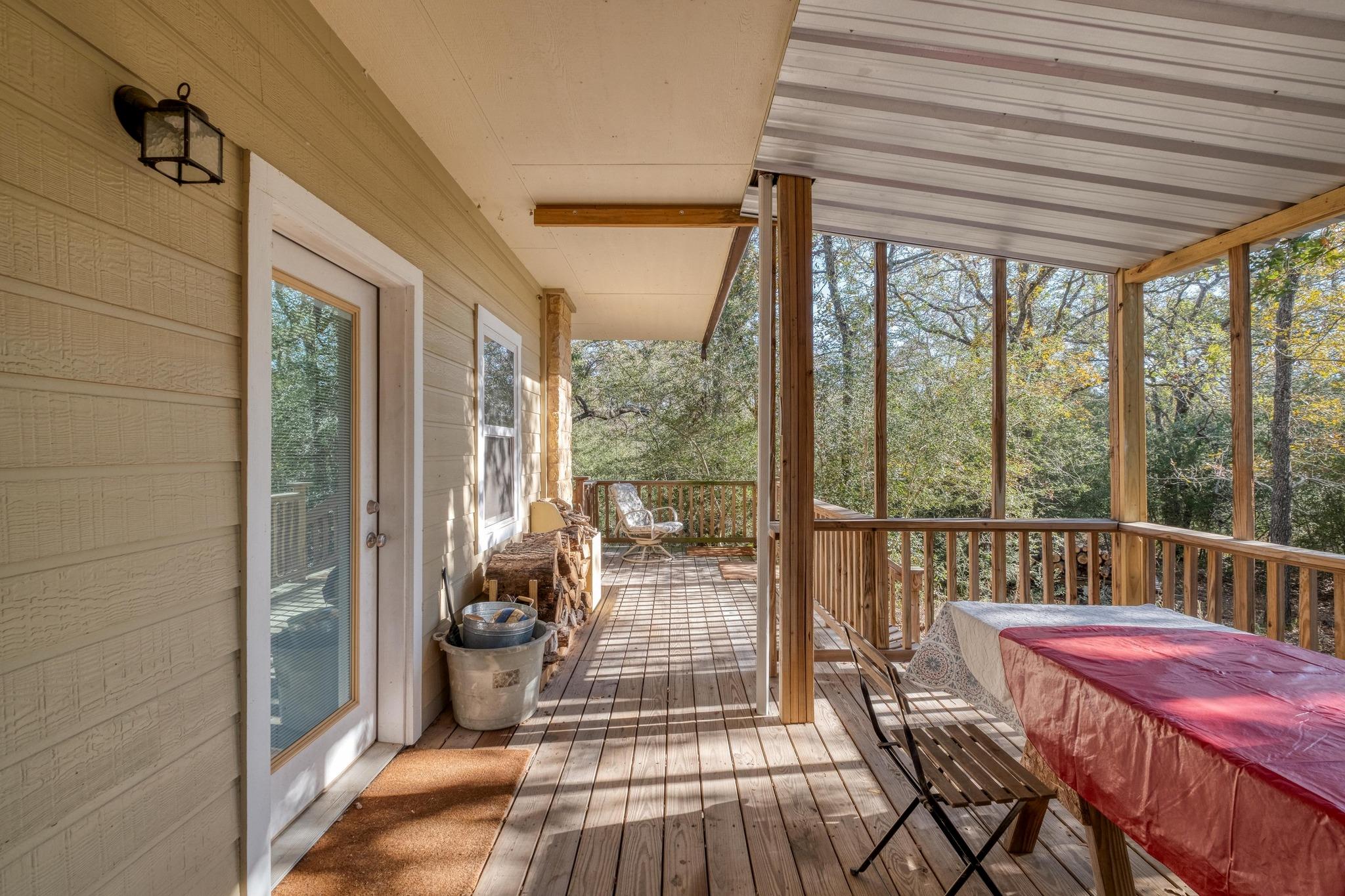 123 Bowie Trl, Luling, TX 78648