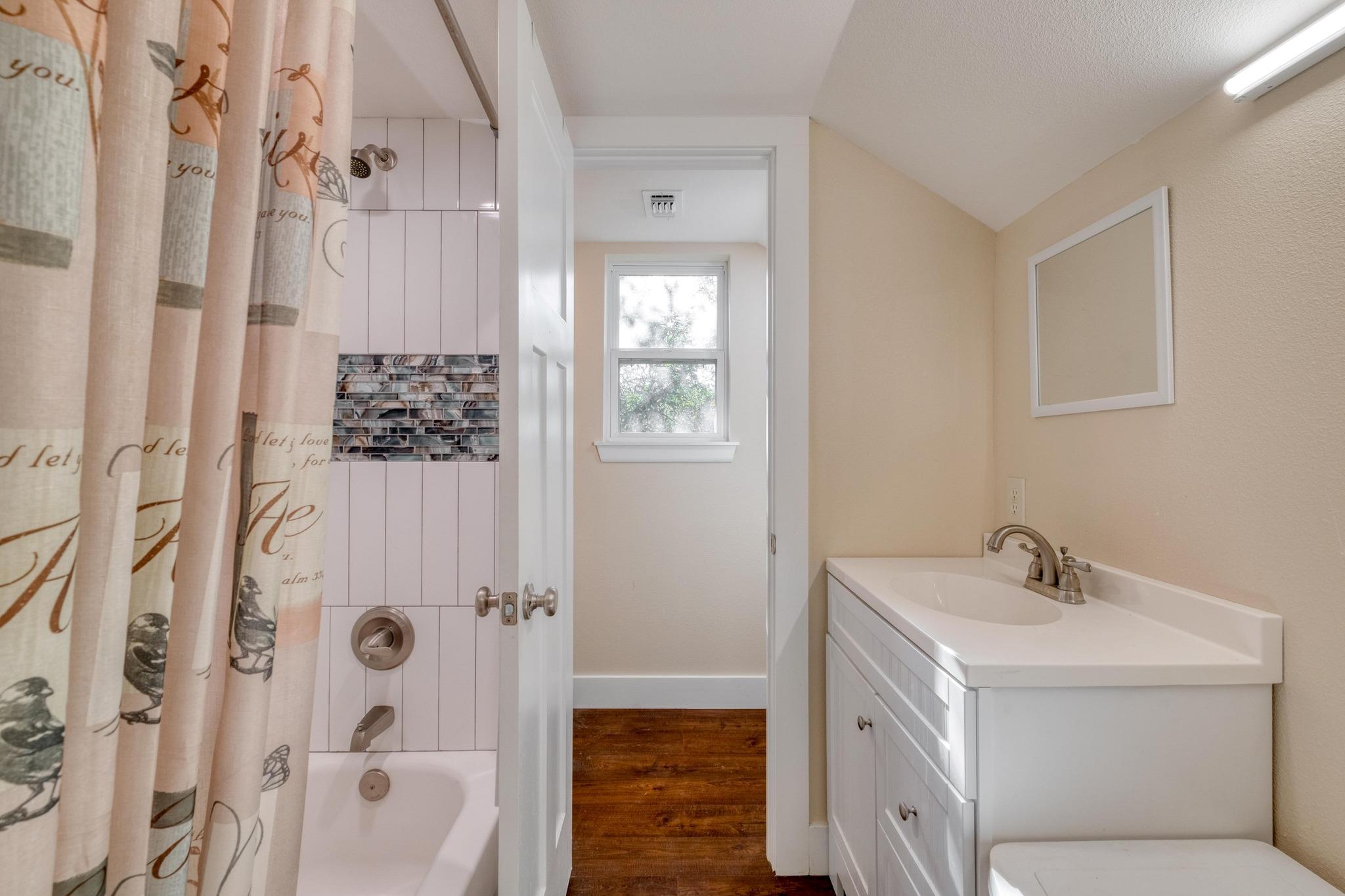 123 Bowie Trl, Luling, TX 78648