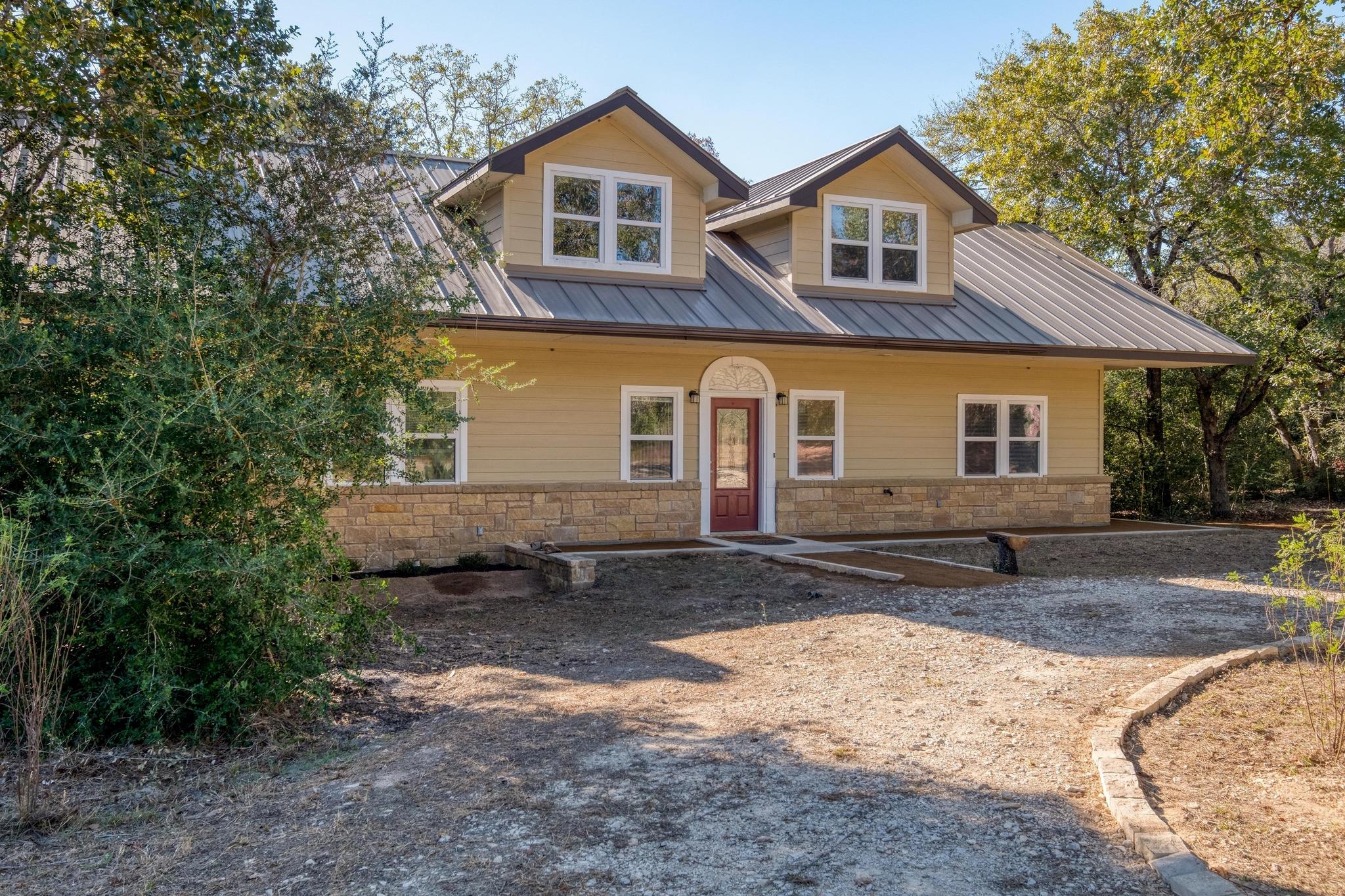 123 Bowie Trl, Luling, TX 78648