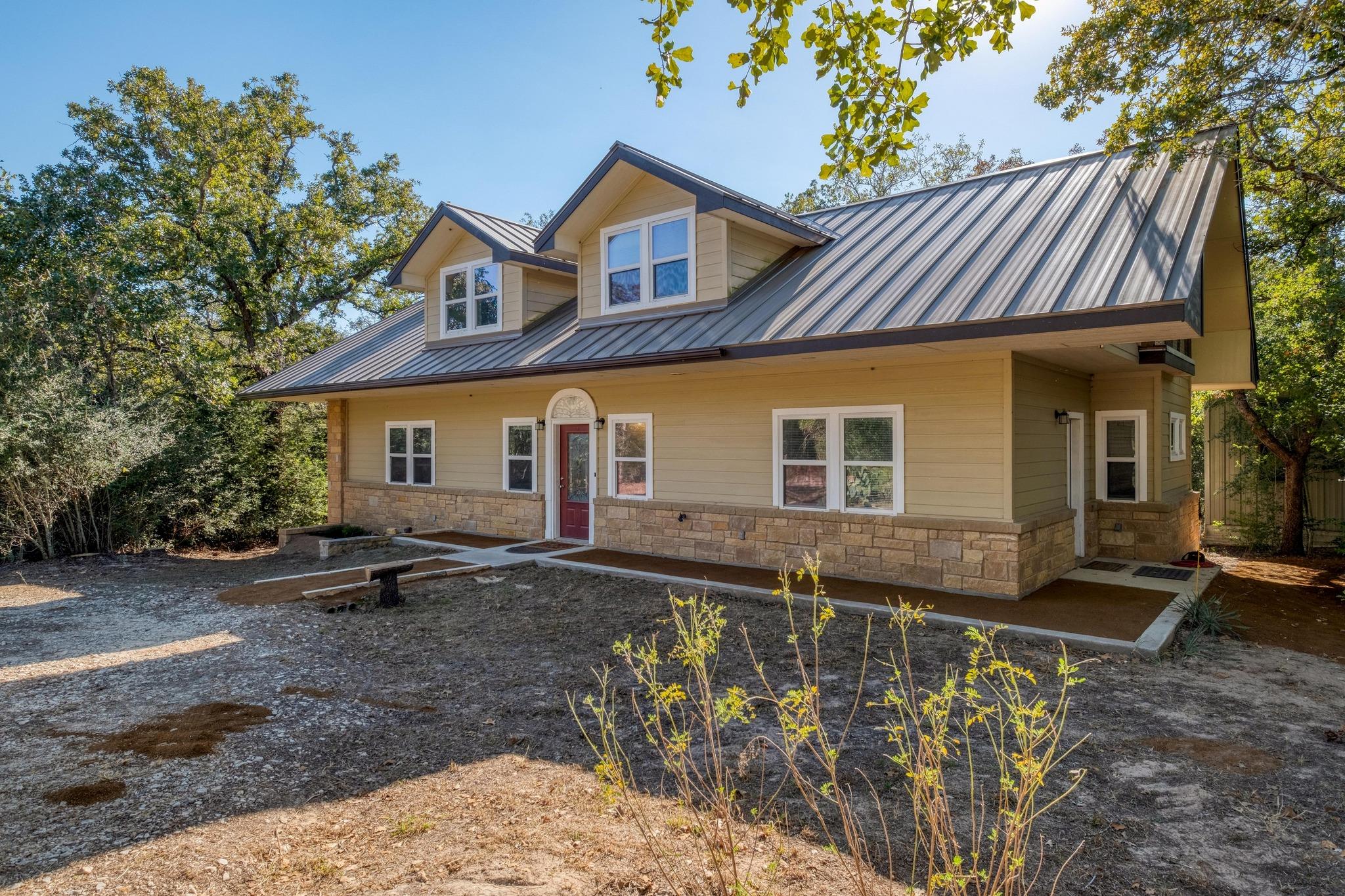 123 Bowie Trl, Luling, TX 78648